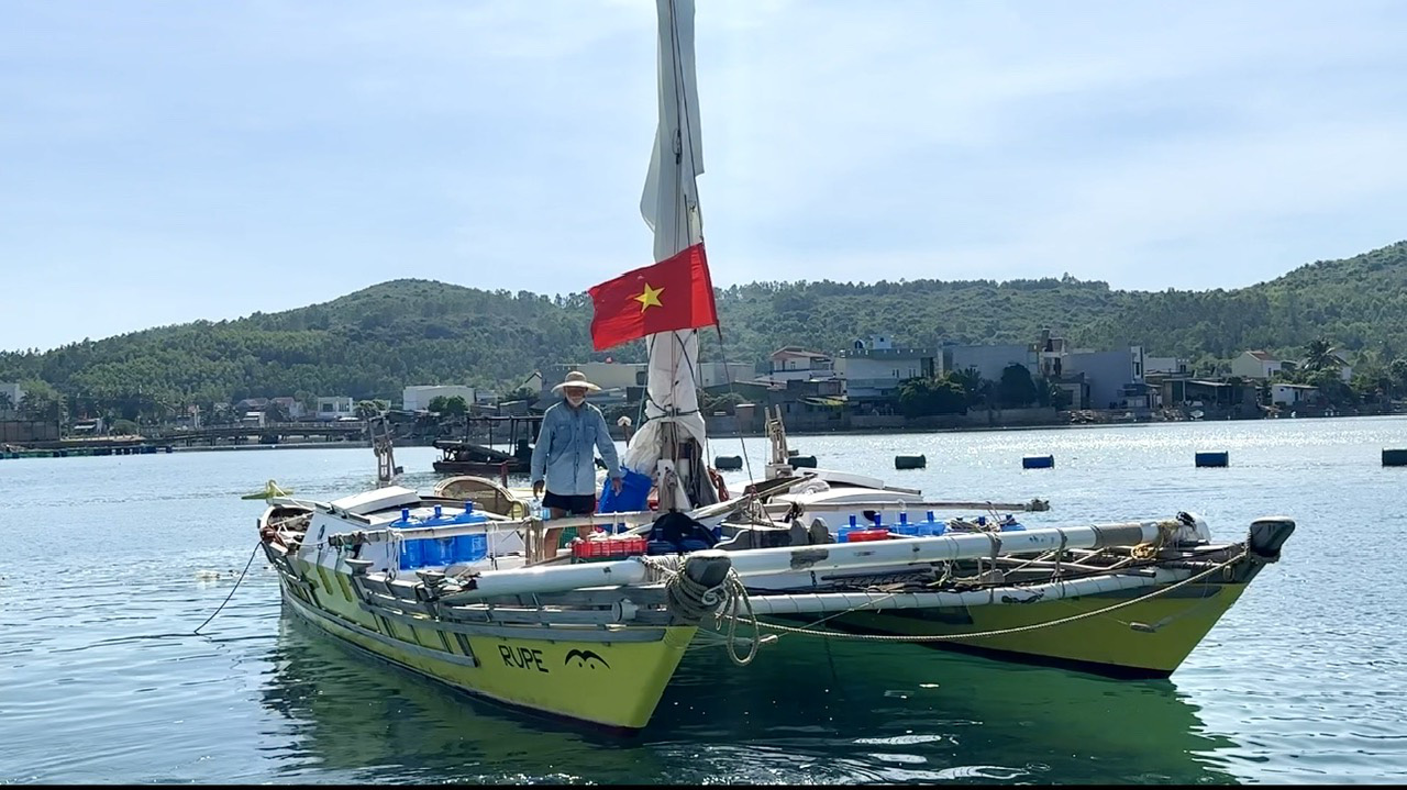 Hải trình dông bão của ông lão người Mỹ đi thuyền buồm từ Philippines sang Việt Nam- Ảnh 2. Chiếc thuyền buồm này đã đưa ông Quinn Richard Anthony từ Philippines sang Thái Lan rồi đến Việt Nam - Ảnh: VĂN TÁNH