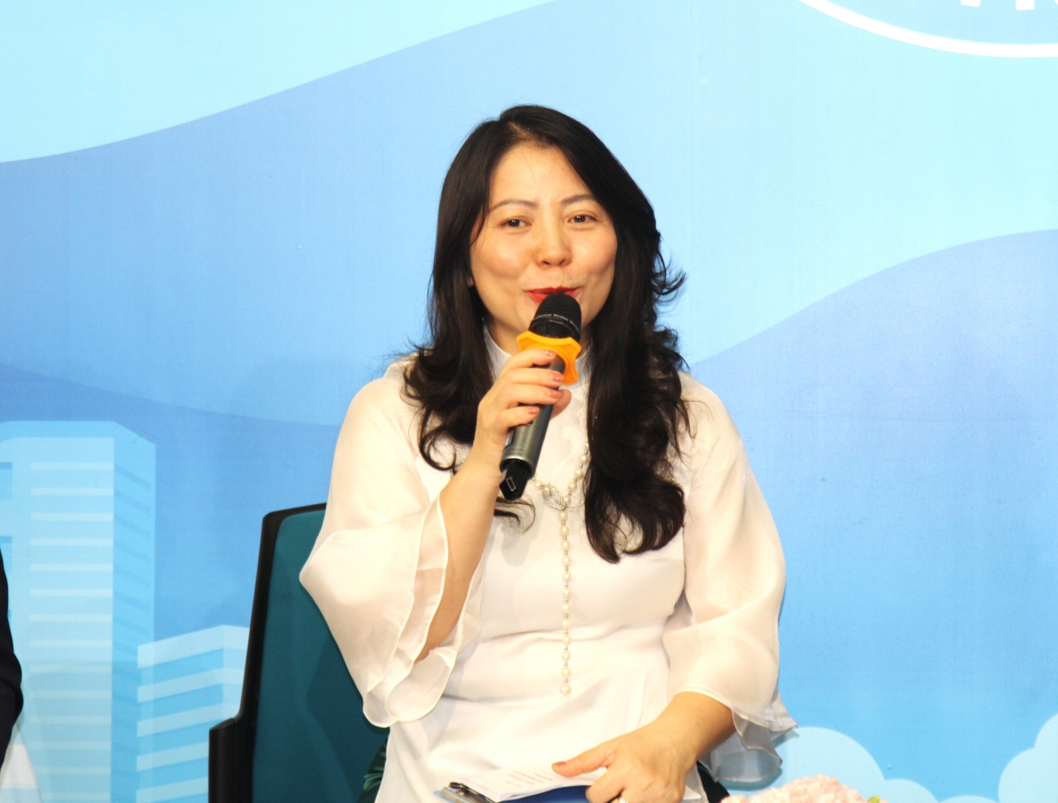 Tổng Giám đốc Nguyễn Thị Kim Thanh trực tiếp dẫn chương trình Tổng Giám đốc Nguyễn Thị Kim Thanh trực tiếp dẫn chương trình