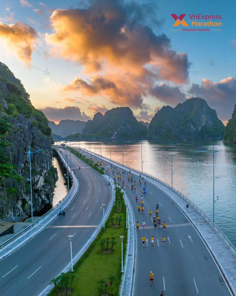 Khung cảnh giải chạy VnExpress Marathon Amazing Hạ Long trên cung đường bao biển đẹp nhất Việt Nam. (Ảnh: VnExpress Marathon Amazing Hạ Long)