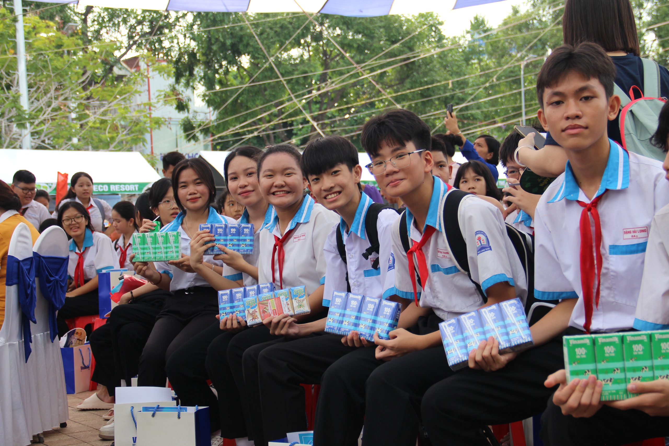 Chuỗi hoạt động 1/6 sôi nổi từ Vinamilk và khởi đầu mùa hè 2024 ý nghĩa- Ảnh 10. Chuỗi hoạt động 1/6 sôi nổi từ Vinamilk và khởi đầu mùa hè 2024 ý nghĩa- Ảnh 10.