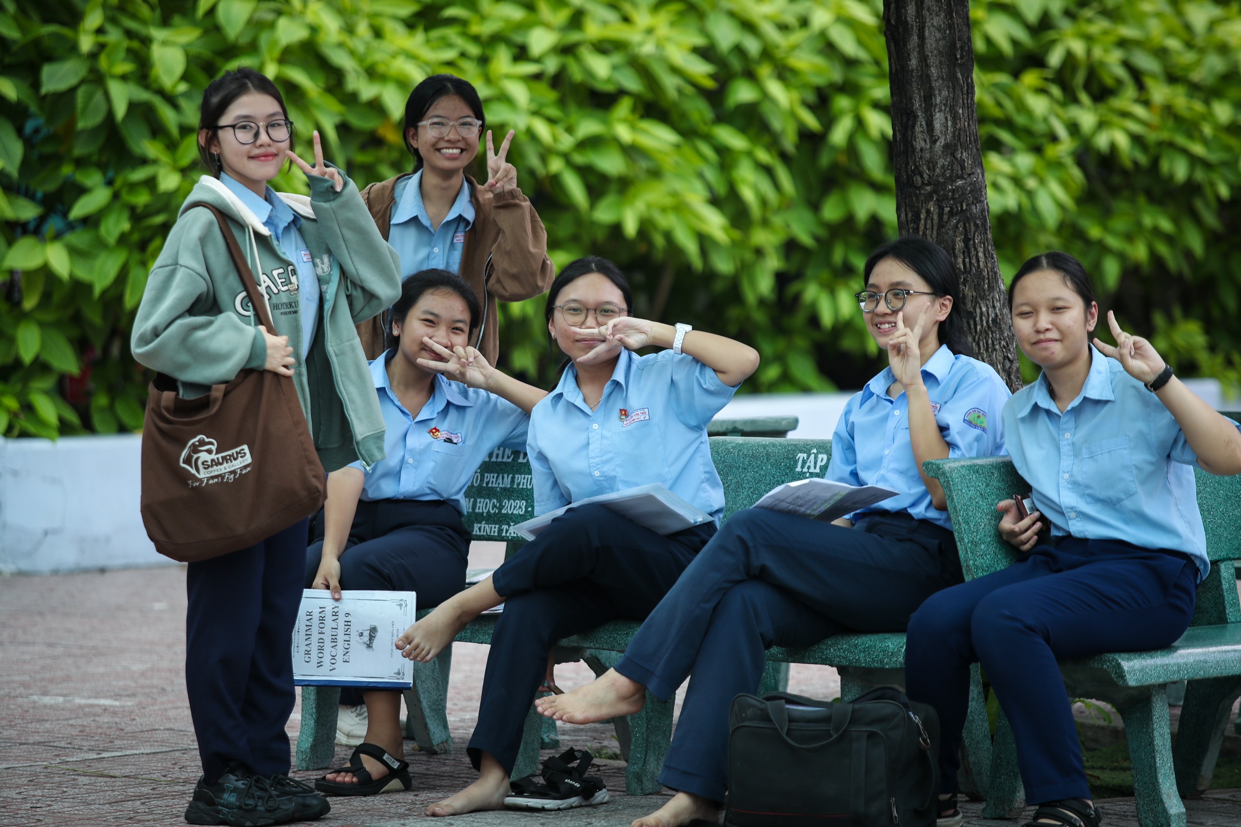 Thi lớp 10 tại TP.HCM: Môn toán có độ khó tương đương năm trước?- Ảnh 2. Thi lớp 10 tại TP.HCM: Môn toán có độ khó tương đương năm trước?- Ảnh 2.