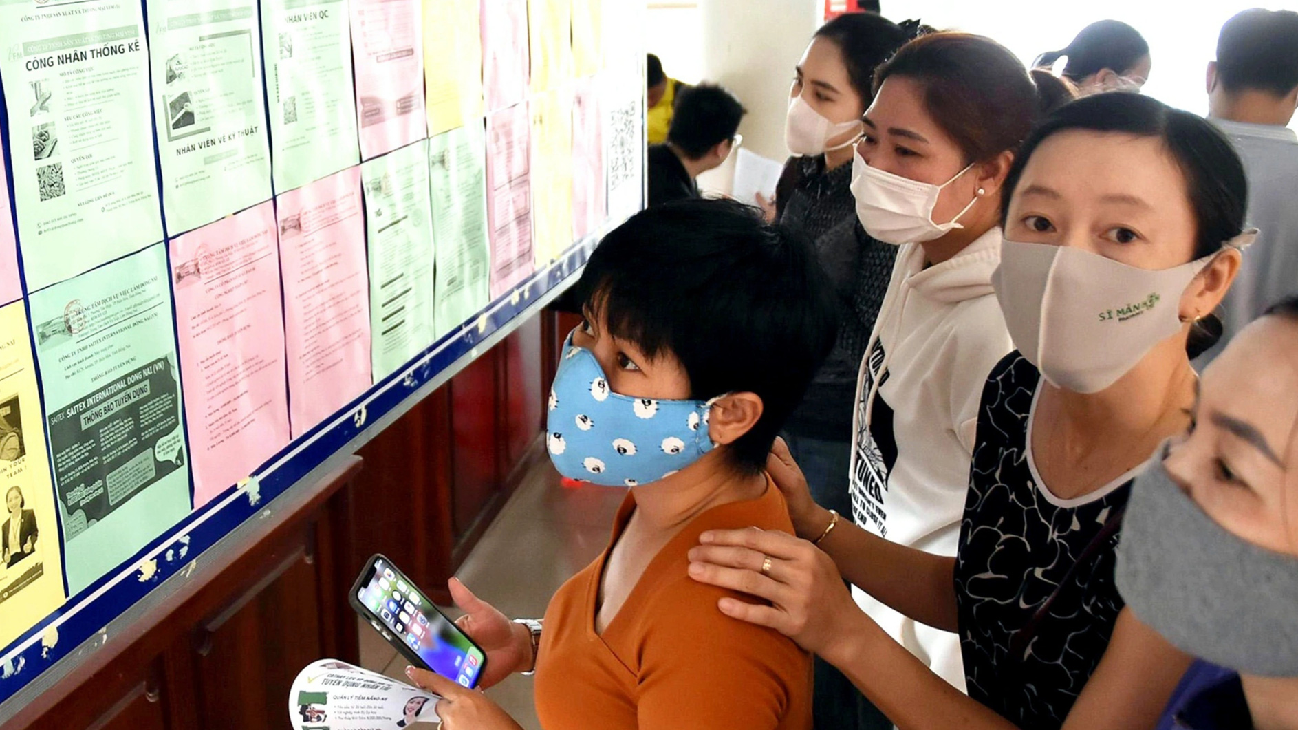 Việc và người luẩn quẩn tìm nhau- Ảnh 3. Người lao động tìm hiểu thông tin tại sàn giao dịch việc làm do Trung tâm Dịch vụ việc làm Đồng Nai tổ chức - Ảnh: A LỘC