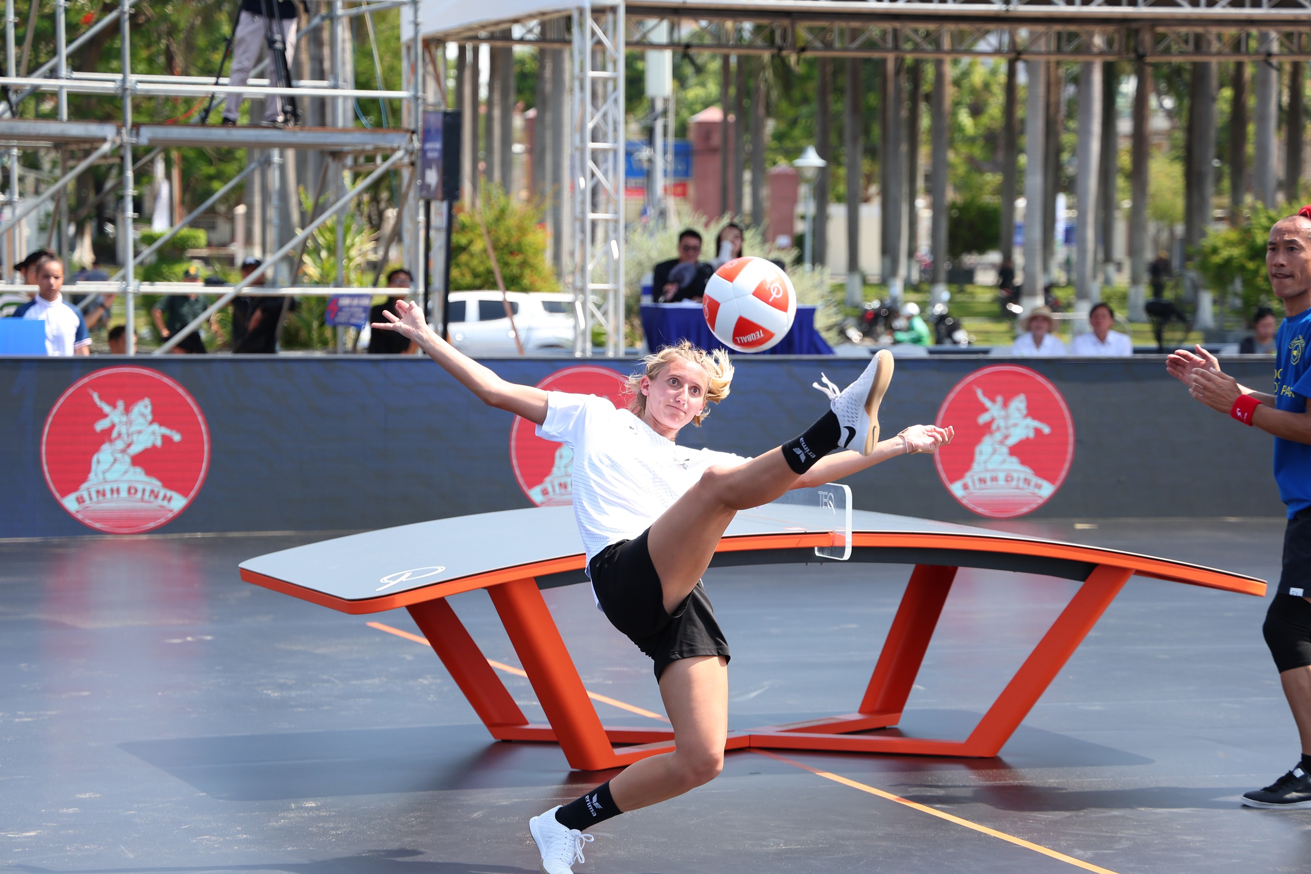 Màn cầu hôn bất ngờ, đầy ấn tượng của cặp VĐV Hy Lạp tại giải teqball thế giới- Ảnh 6. Màn cầu hôn bất ngờ, đầy ấn tượng của cặp VĐV Hy Lạp tại giải teqball thế giới- Ảnh 6.