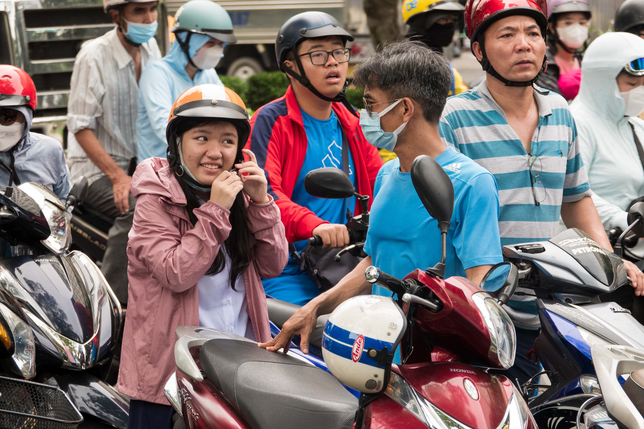 Đề thi lớp 10 chuyên: Tranh luận Andrew và nhân viên soát vé, 'ai là người đúng?'- Ảnh 3. Đề thi lớp 10 chuyên: Tranh luận Andrew và nhân viên soát vé, 'ai là người đúng?'- Ảnh 3.