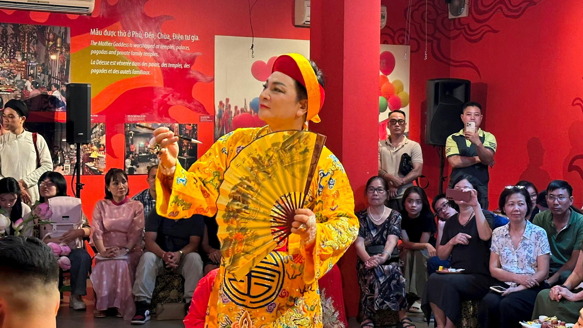 Trải nghiệm văn hóa Tín ngưỡng thờ Mẫu tại Bảo tàng Phụ nữ Việt Nam - Ảnh 4. Trải nghiệm văn hóa Tín ngưỡng thờ Mẫu tại Bảo tàng Phụ nữ Việt Nam - Ảnh 4.