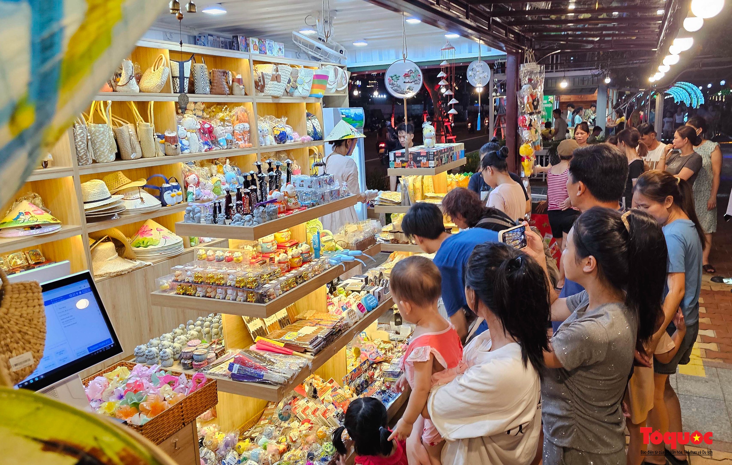 Đà Nẵng khai trương phố đi bộ Bạch Đằng - Ảnh 6. Đà Nẵng khai trương phố đi bộ Bạch Đằng - Ảnh 6.