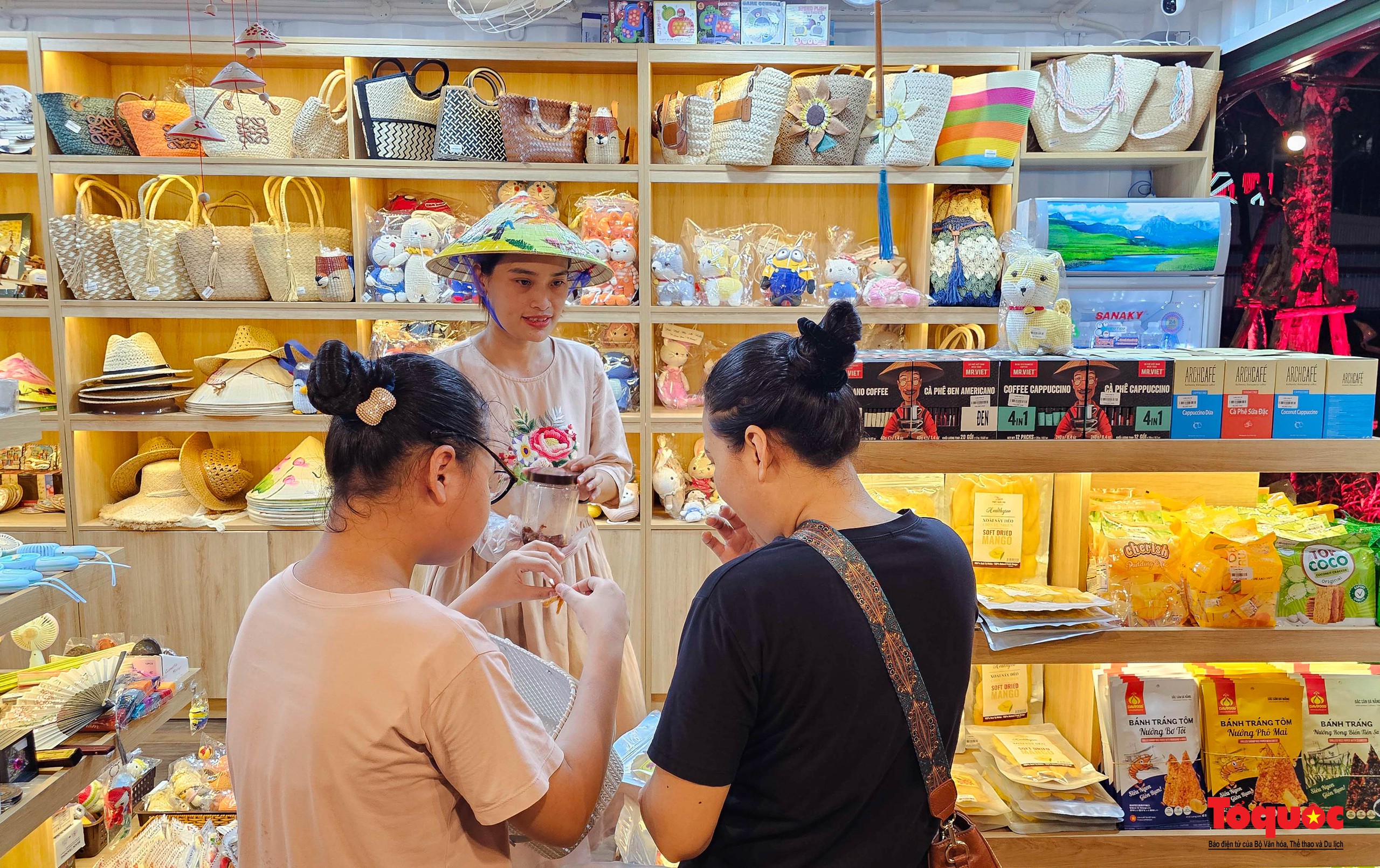 Đà Nẵng khai trương phố đi bộ Bạch Đằng - Ảnh 7. Đà Nẵng khai trương phố đi bộ Bạch Đằng - Ảnh 7.