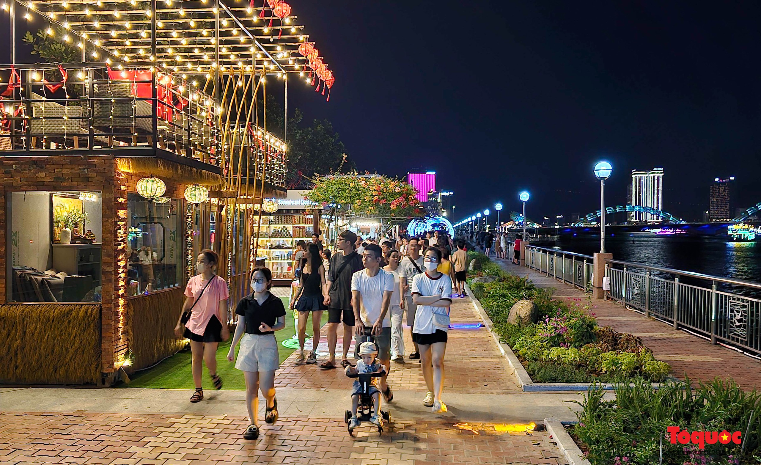 Đà Nẵng khai trương phố đi bộ Bạch Đằng - Ảnh 9. Đà Nẵng khai trương phố đi bộ Bạch Đằng - Ảnh 9.