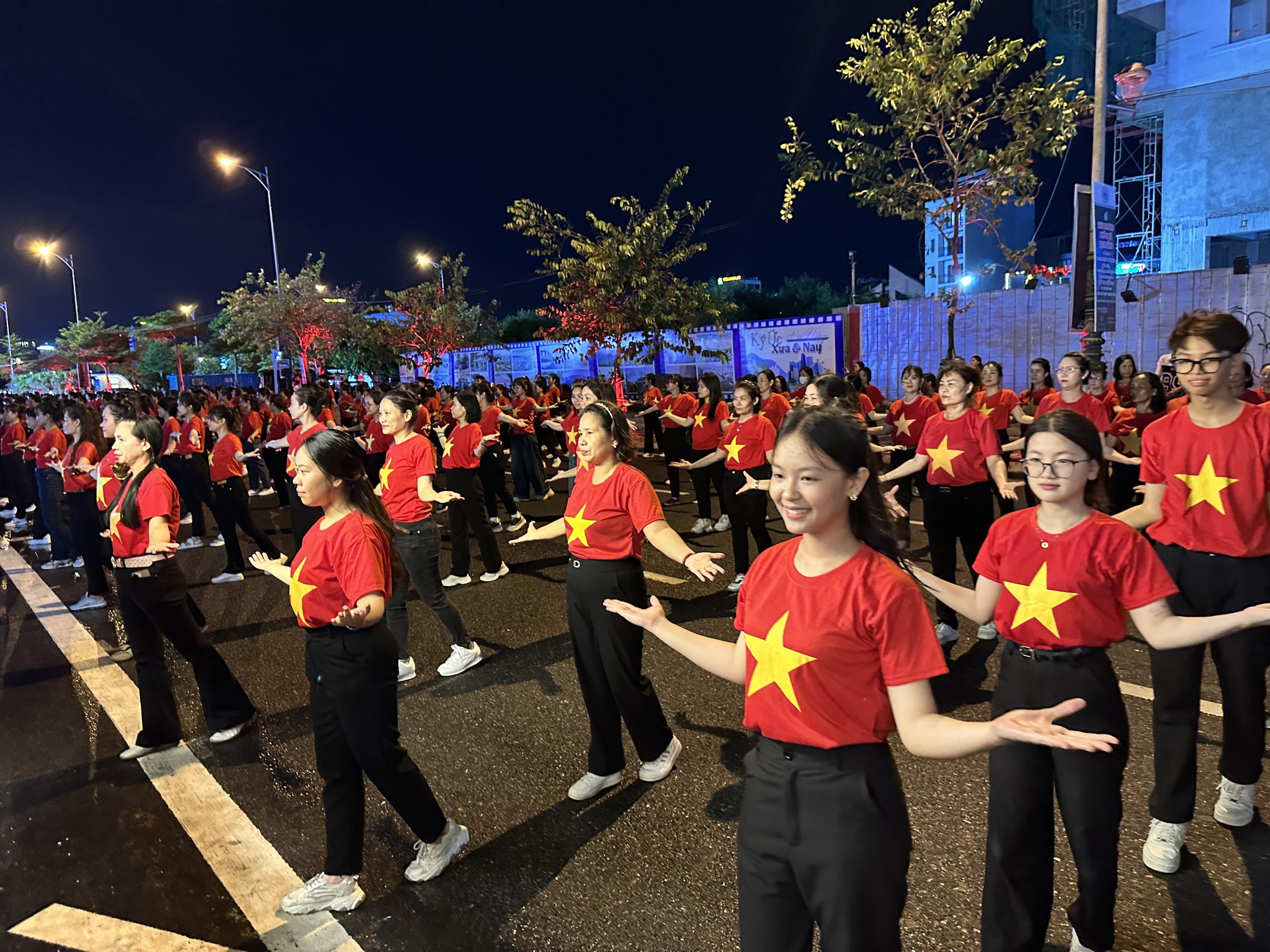 Du khách tấp nập trải nghiệm phố đi bộ Bạch Đằng bên sông Hàn- Ảnh 6. Du khách tấp nập trải nghiệm phố đi bộ Bạch Đằng bên sông Hàn- Ảnh 6.