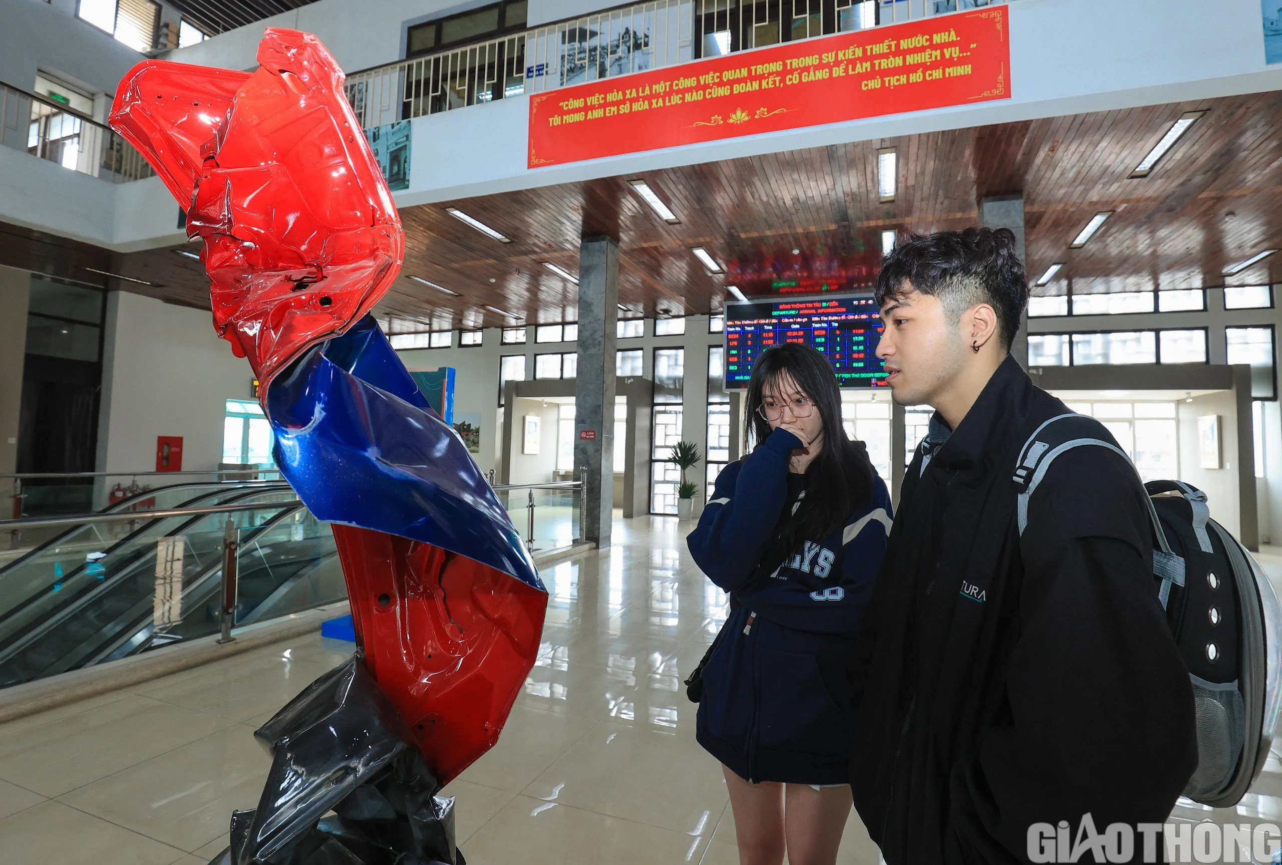 Khách đi tàu bất ngờ ga Hà Nội Khách đi tàu bất ngờ ga Hà Nội