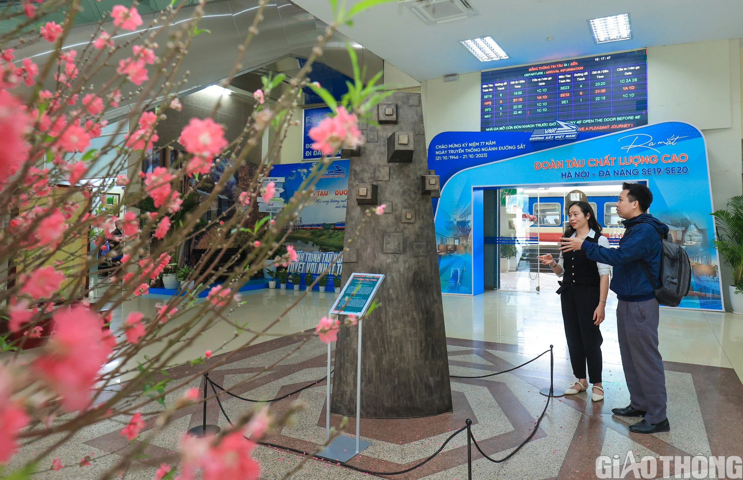 Khách đi tàu bất ngờ ga Hà Nội Khách đi tàu bất ngờ ga Hà Nội