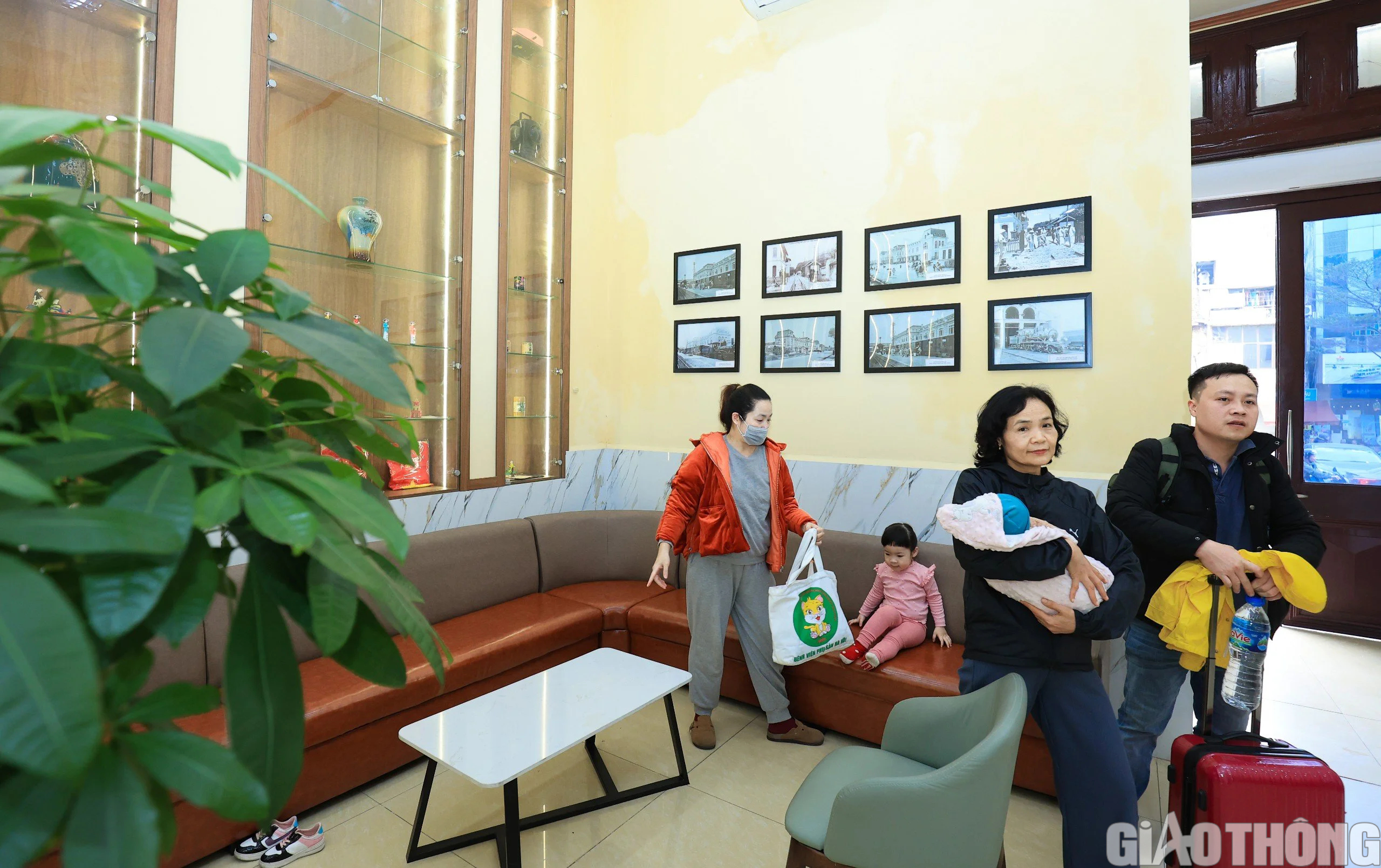 Khách đi tàu bất ngờ ga Hà Nội Khách đi tàu bất ngờ ga Hà Nội