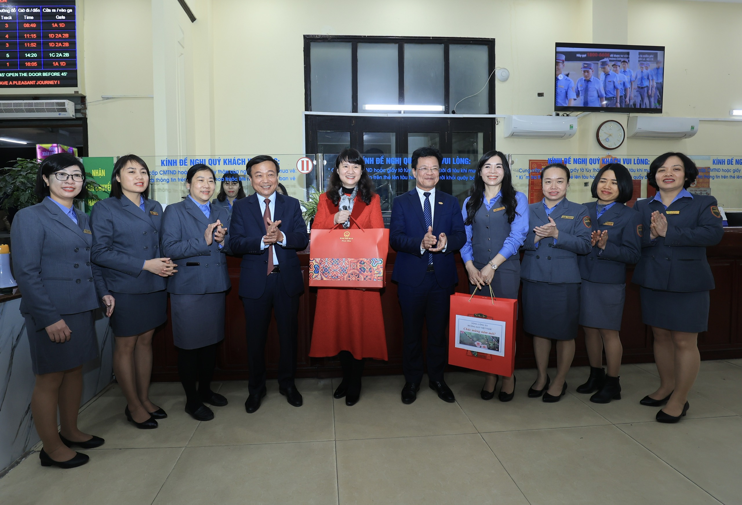 Thứ trưởng Nguyễn Danh Huy lì xì khách đi chuyến tàu cuối năm- Ảnh 3. Thứ trưởng Nguyễn Danh Huy lì xì khách đi chuyến tàu cuối năm- Ảnh 3.