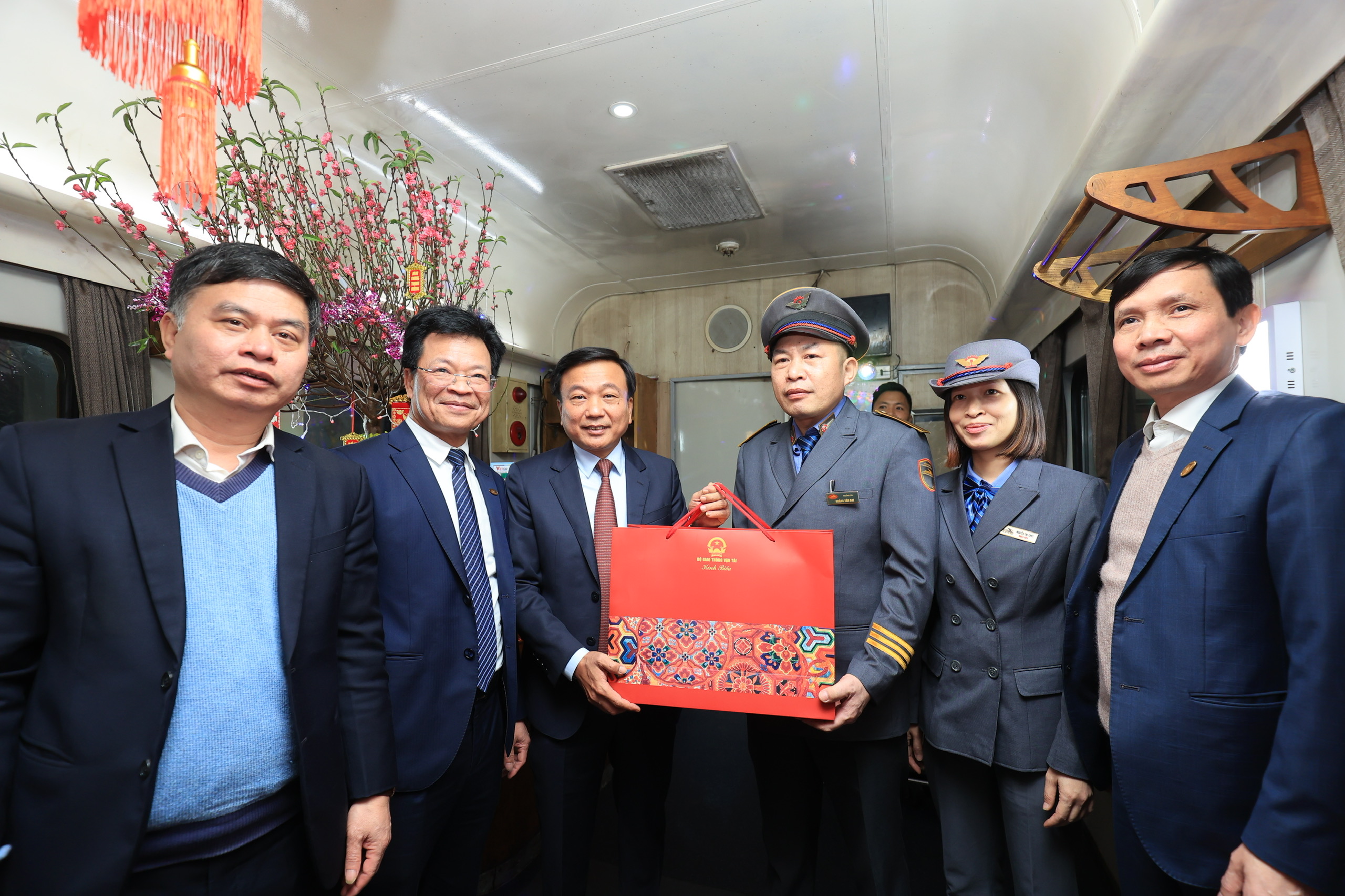 Thứ trưởng Nguyễn Danh Huy lì xì khách đi chuyến tàu cuối năm- Ảnh 4. Thứ trưởng Nguyễn Danh Huy lì xì khách đi chuyến tàu cuối năm- Ảnh 4.