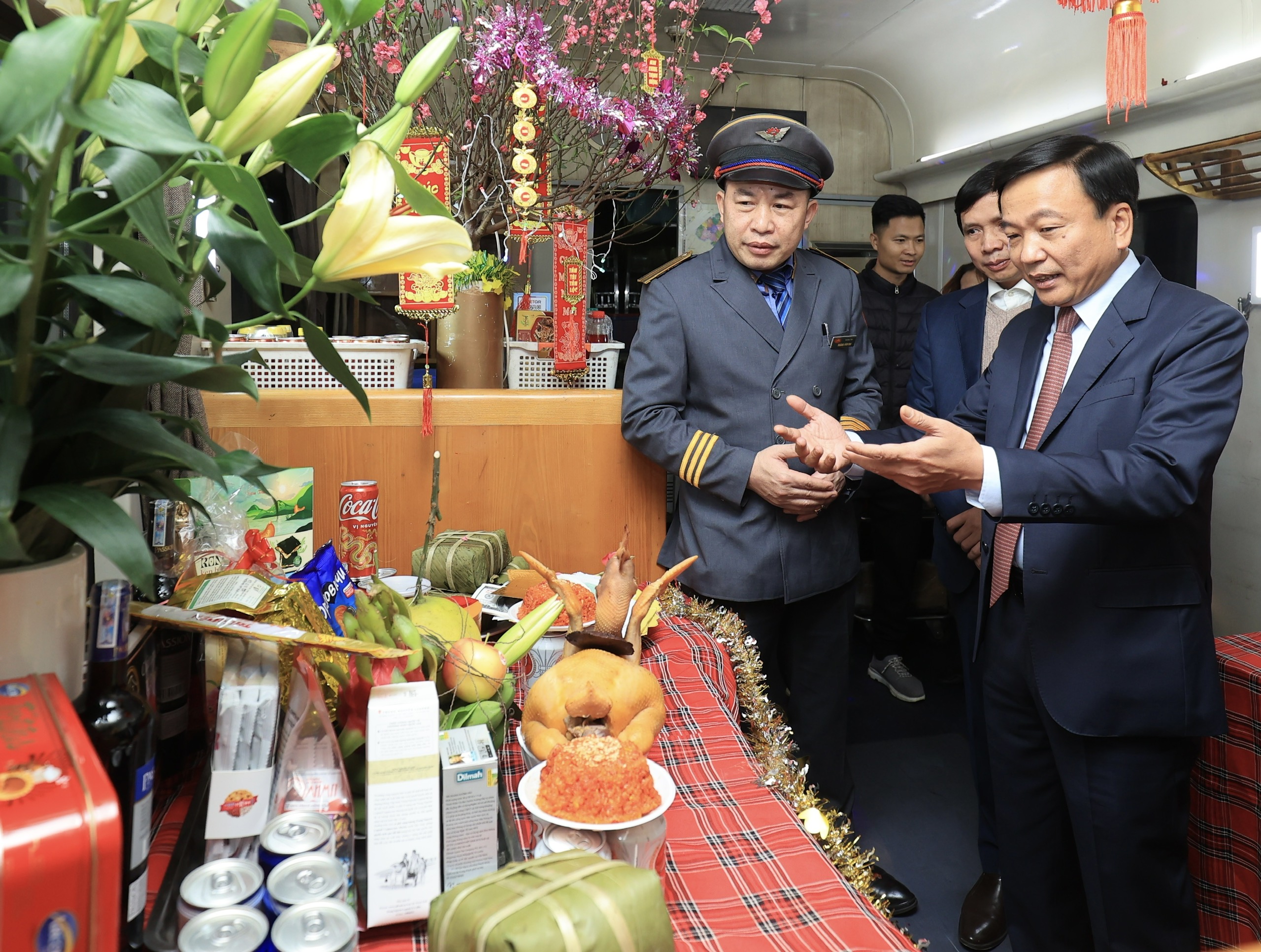Thứ trưởng Nguyễn Danh Huy lì xì khách đi chuyến tàu cuối năm- Ảnh 8. Thứ trưởng Nguyễn Danh Huy lì xì khách đi chuyến tàu cuối năm- Ảnh 8.