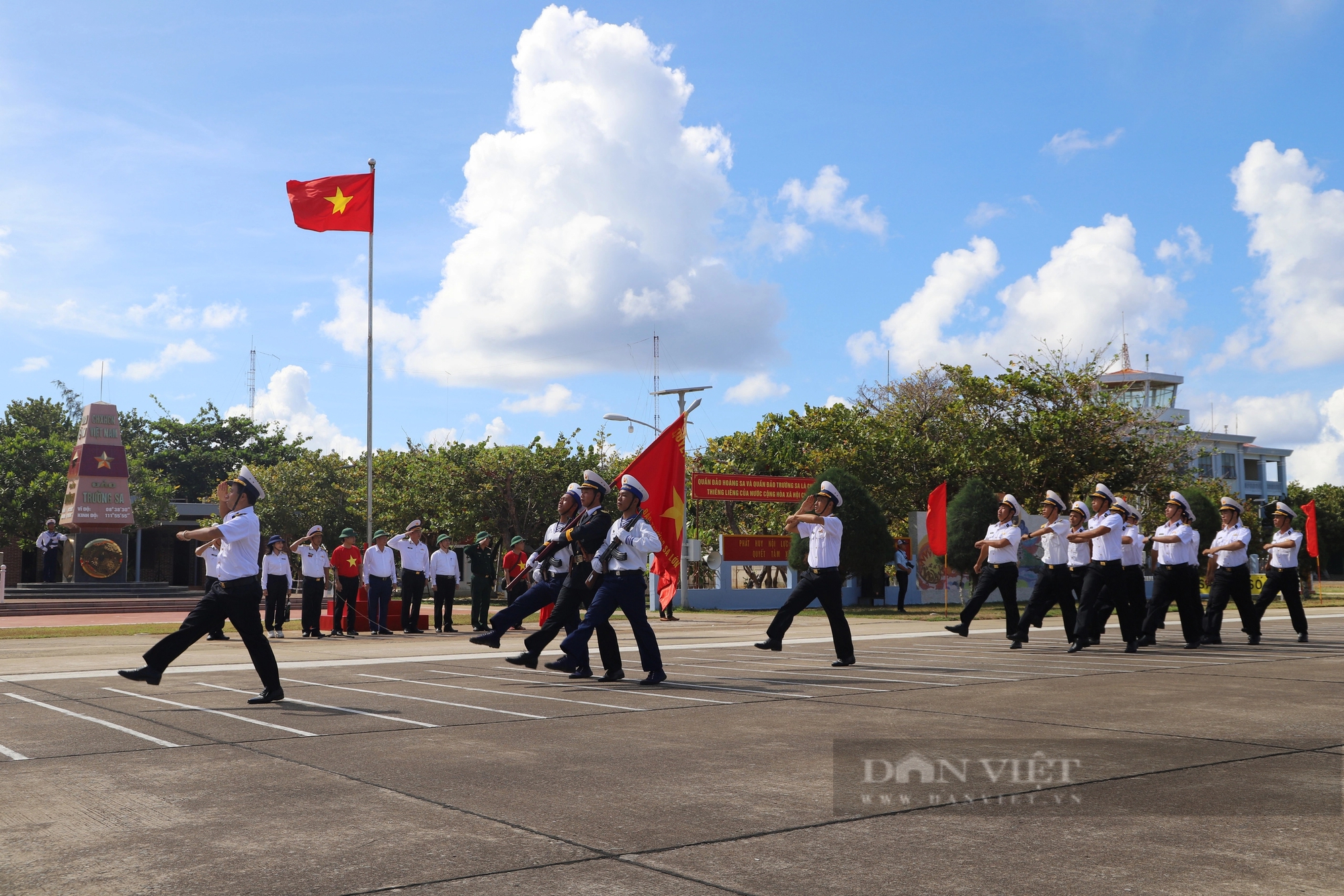 Hình ảnh thiêng liêng lễ diễu binh ở Thị trấn Trường Sa- Ảnh 7. Hình ảnh thiêng liêng lễ diễu binh ở Thị trấn Trường Sa- Ảnh 7.