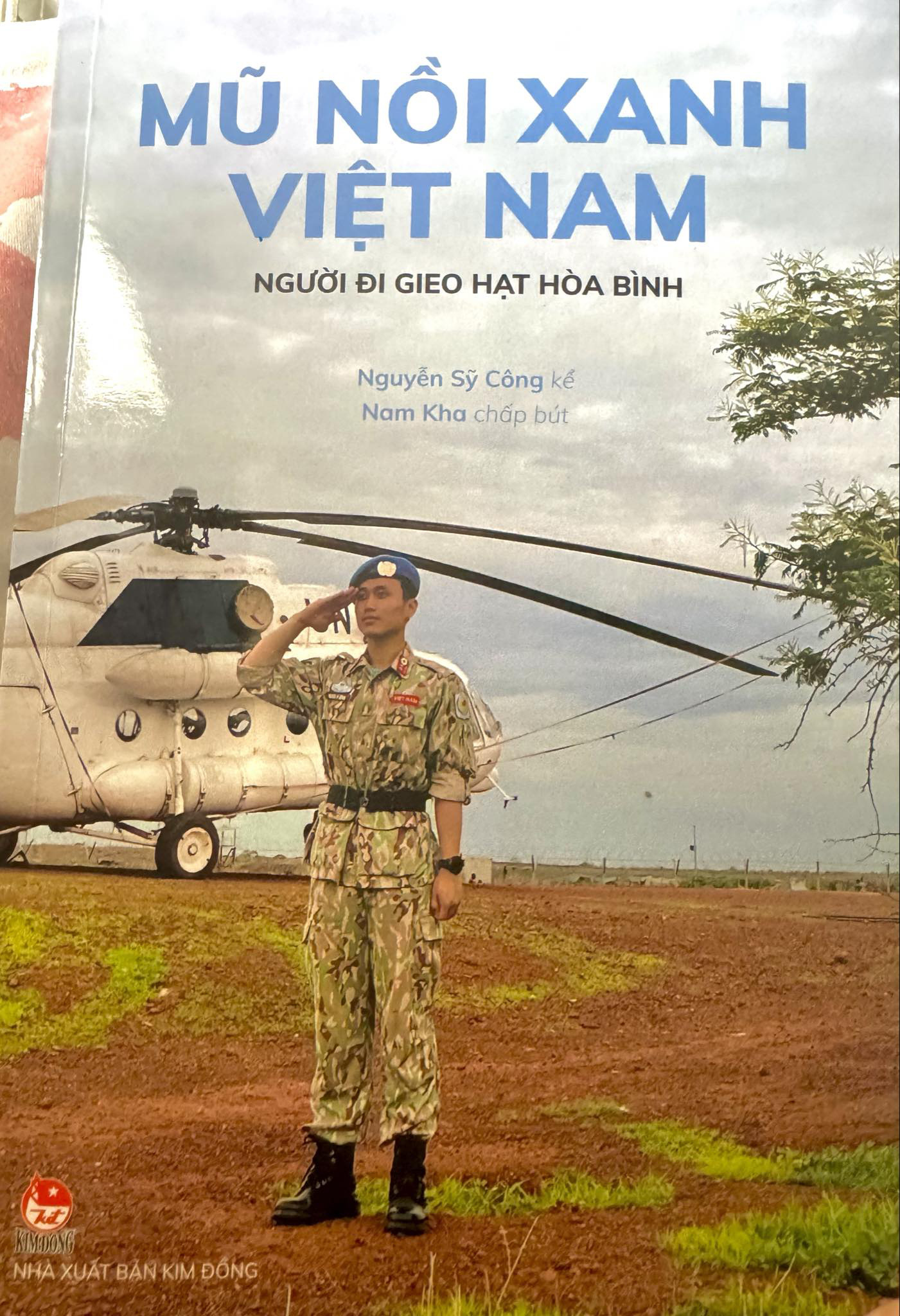 Nếu hòa bình là một hạt giống, hãy đem nó gieo vào lòng trẻ thơ- Ảnh 3. Bìa sách Mũ nồi xanh - Người đi gieo hạt hòa bình - Ảnh: HỒ LAM