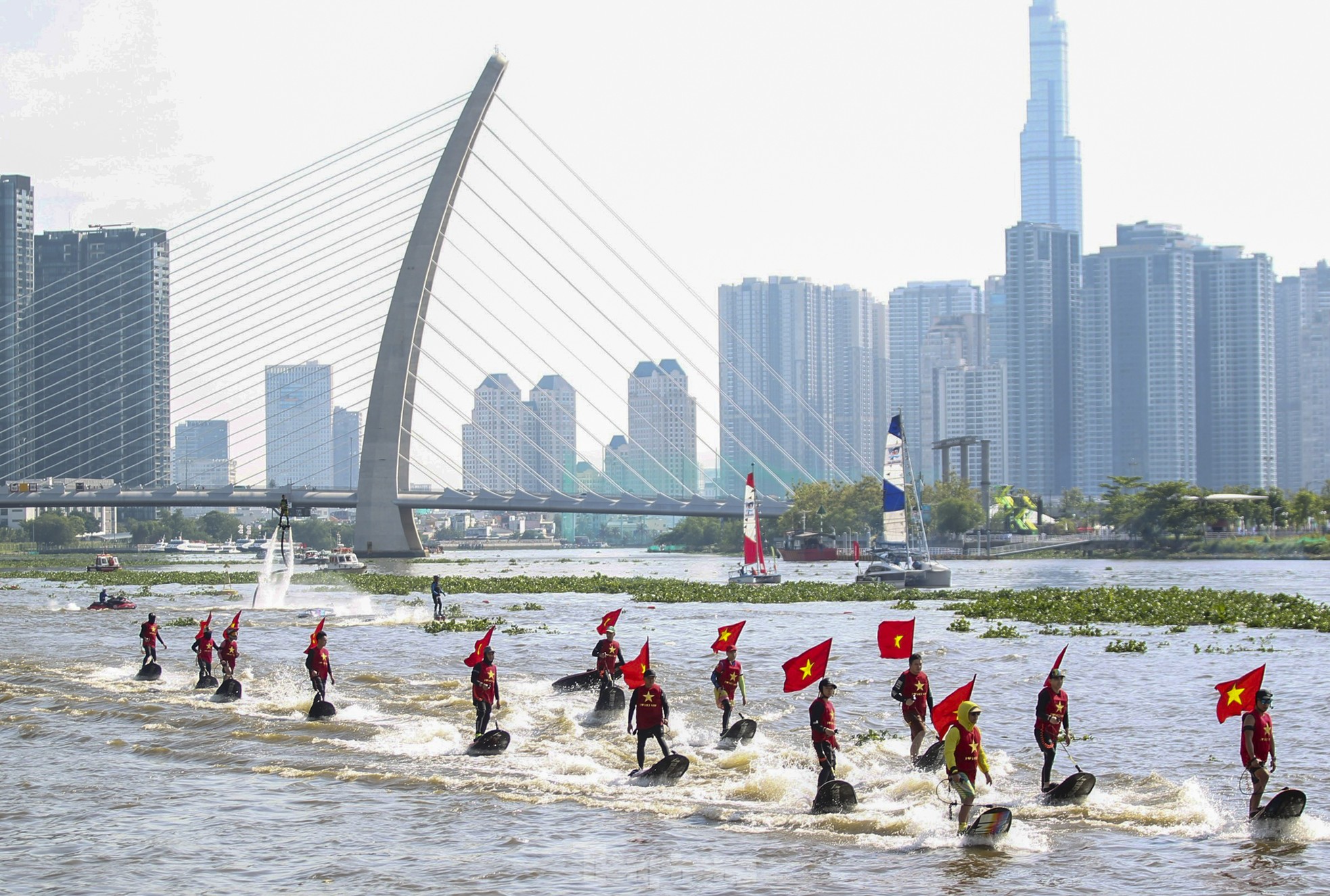 Mãn nhãn với màn 'bay' trên sông Sài Gòn bằng ván phản lực ảnh 7