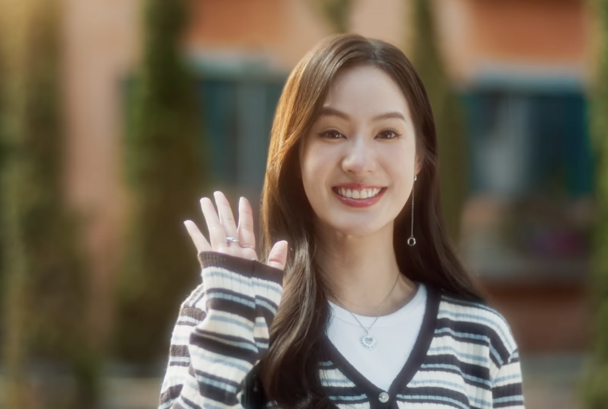 Vẻ đẹp trong trẻo của Pimtha cũng rất phù hợp với bài hát và không khí của MV - Ảnh: Chụp màn hình Vẻ đẹp trong trẻo của Pimtha cũng rất phù hợp với bài hát và không khí của MV - Ảnh chụp màn hình