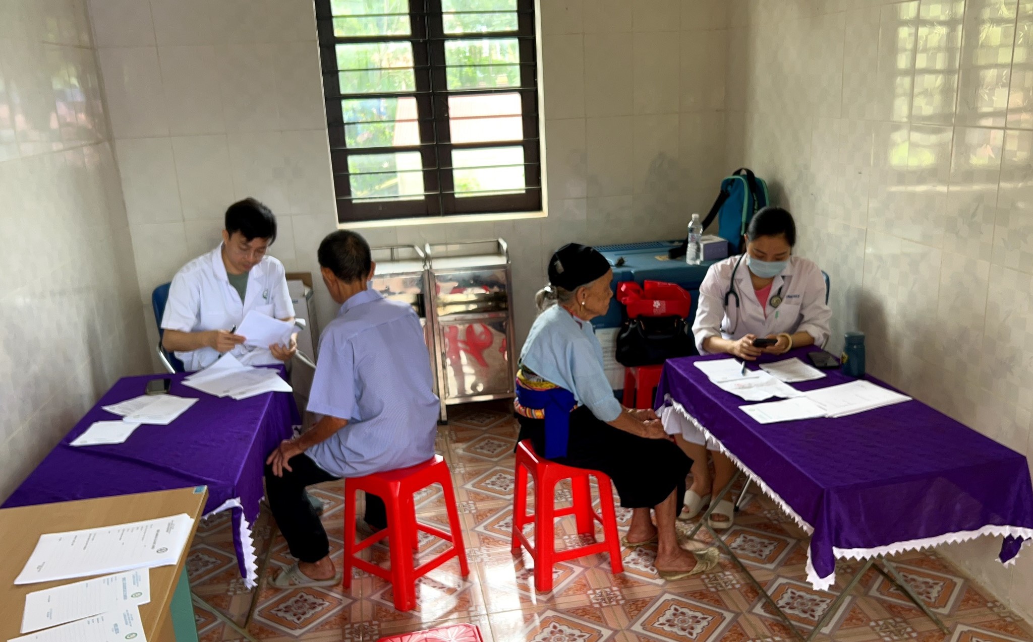 Thanh Hóa: Khám bệnh, tặng quà cho người cao tuổi có hoàn cảnh khó khăn - Ảnh 5. Thanh Hóa: Khám bệnh, tặng quà cho người cao tuổi có hoàn cảnh khó khăn - Ảnh 5.