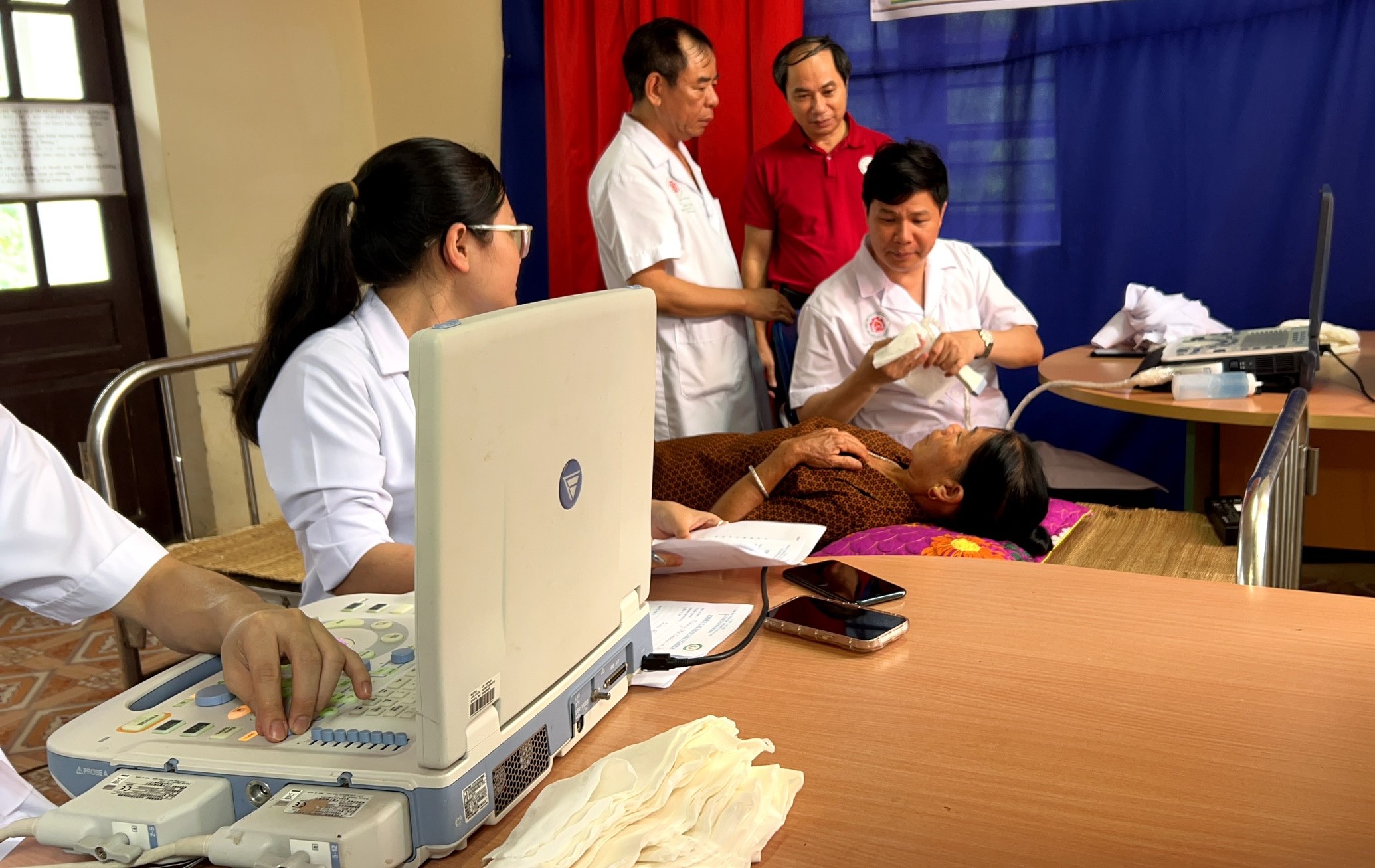 Thanh Hóa: Khám bệnh, tặng quà cho người cao tuổi có hoàn cảnh khó khăn - Ảnh 7. Thanh Hóa: Khám bệnh, tặng quà cho người cao tuổi có hoàn cảnh khó khăn - Ảnh 7.