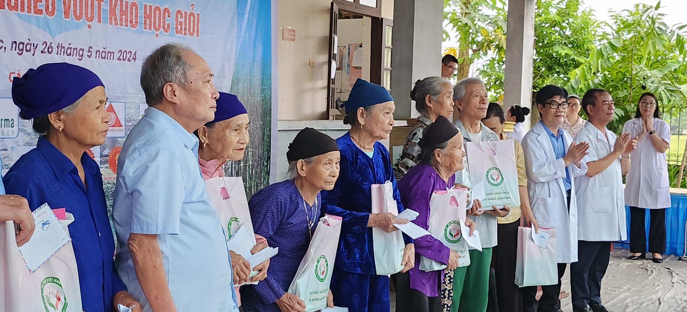 Thanh Hóa: Khám bệnh, tặng quà cho người cao tuổi có hoàn cảnh khó khăn - Ảnh 8. Thanh Hóa: Khám bệnh, tặng quà cho người cao tuổi có hoàn cảnh khó khăn - Ảnh 8.
