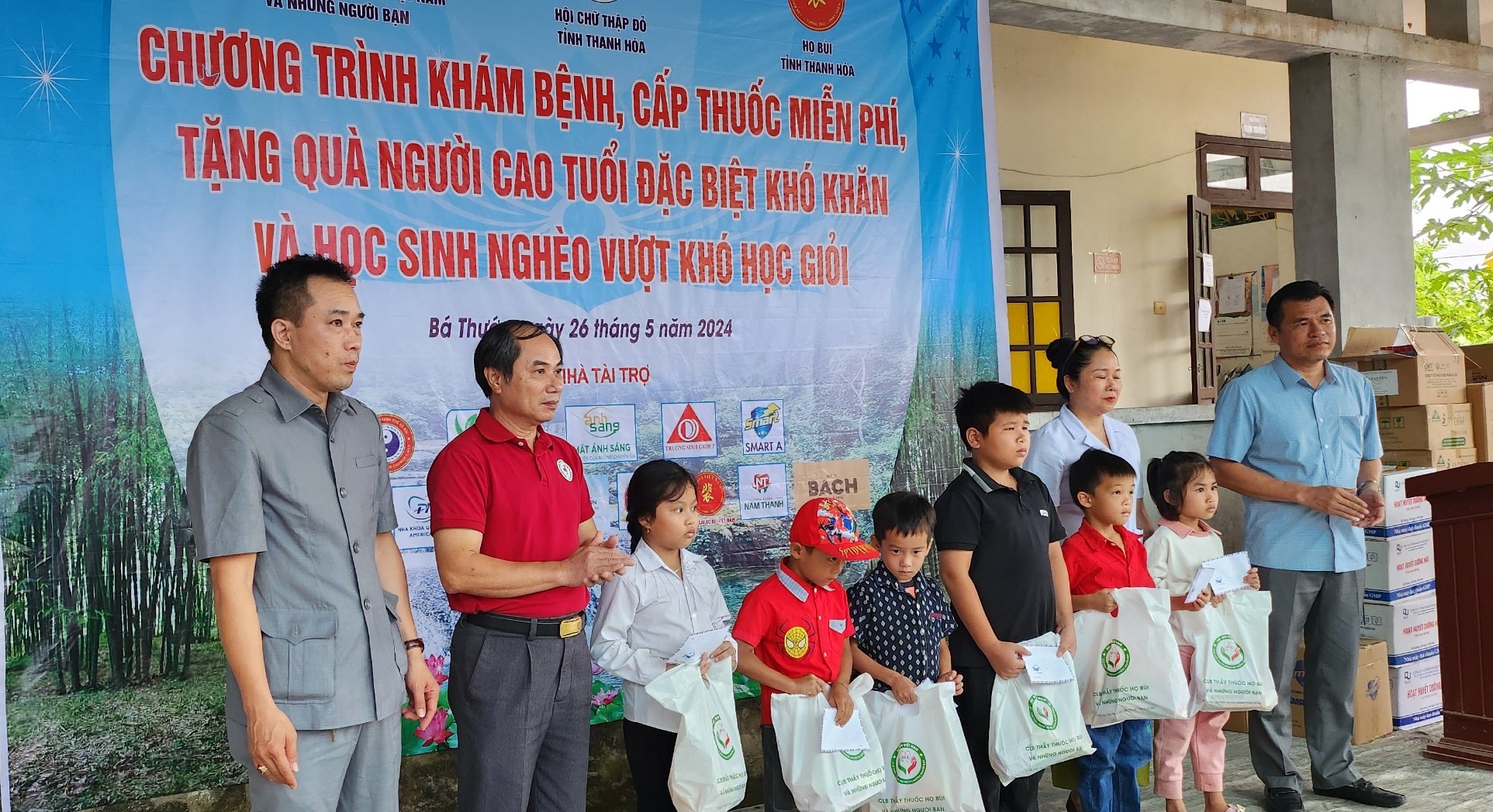 Thanh Hóa: Khám bệnh, tặng quà cho người cao tuổi có hoàn cảnh khó khăn - Ảnh 9. Thanh Hóa: Khám bệnh, tặng quà cho người cao tuổi có hoàn cảnh khó khăn - Ảnh 9.