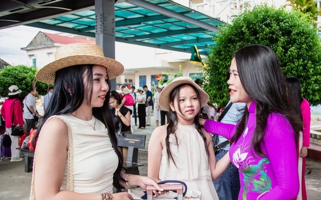 Hơn 300 khách đến Quảng Bình bằng tàu charter - Ảnh 4. Hơn 300 khách đến Quảng Bình bằng tàu charter - Ảnh 4.