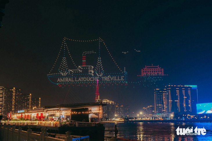 Người dân chen kín bờ sông Sài Gòn ngắm 1.100 drone thắp sáng bầu trời- Ảnh 9. 113 năm trước, từ bến Nhà Rồng, người thanh niên Nguyễn Tất Thành đã ra đi với ý chí sắt son quyết tìm ra con đường tự do - độc lập cho dân tộc trên con tàu AMIRAL LATOUCHER - TRÉVILLE huyền thoại - Ảnh: THANH HIỆP