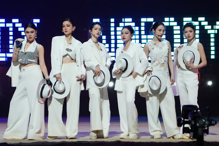 Từ trái qua: các nghệ sĩ Tạ Kim Yến, Viên Á Duy, Trần Hạo Vũ, Vinida, Nicole và Suni Hạ Linh được khen kết hợp nhuần nhuyễn, cống hiến màn biểu diễn mãn nhãn trên sân khấu Đạp gió 2024. Từ trái qua: các nghệ sĩ Tạ Kim Yến, Viên Á Duy, Trần Hạo Vũ, Vinida, Nicole và Suni Hạ Linh trên sân khấu công diễn 4 chương trình Đạp gió 2024