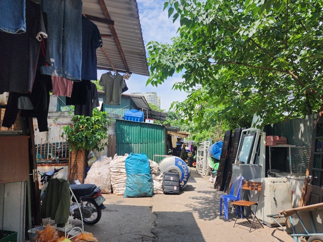 Hà Nội: Hàng chục phòng trọ, đại lý gas, phế liệu 'mọc' trên đất dự án ảnh 4