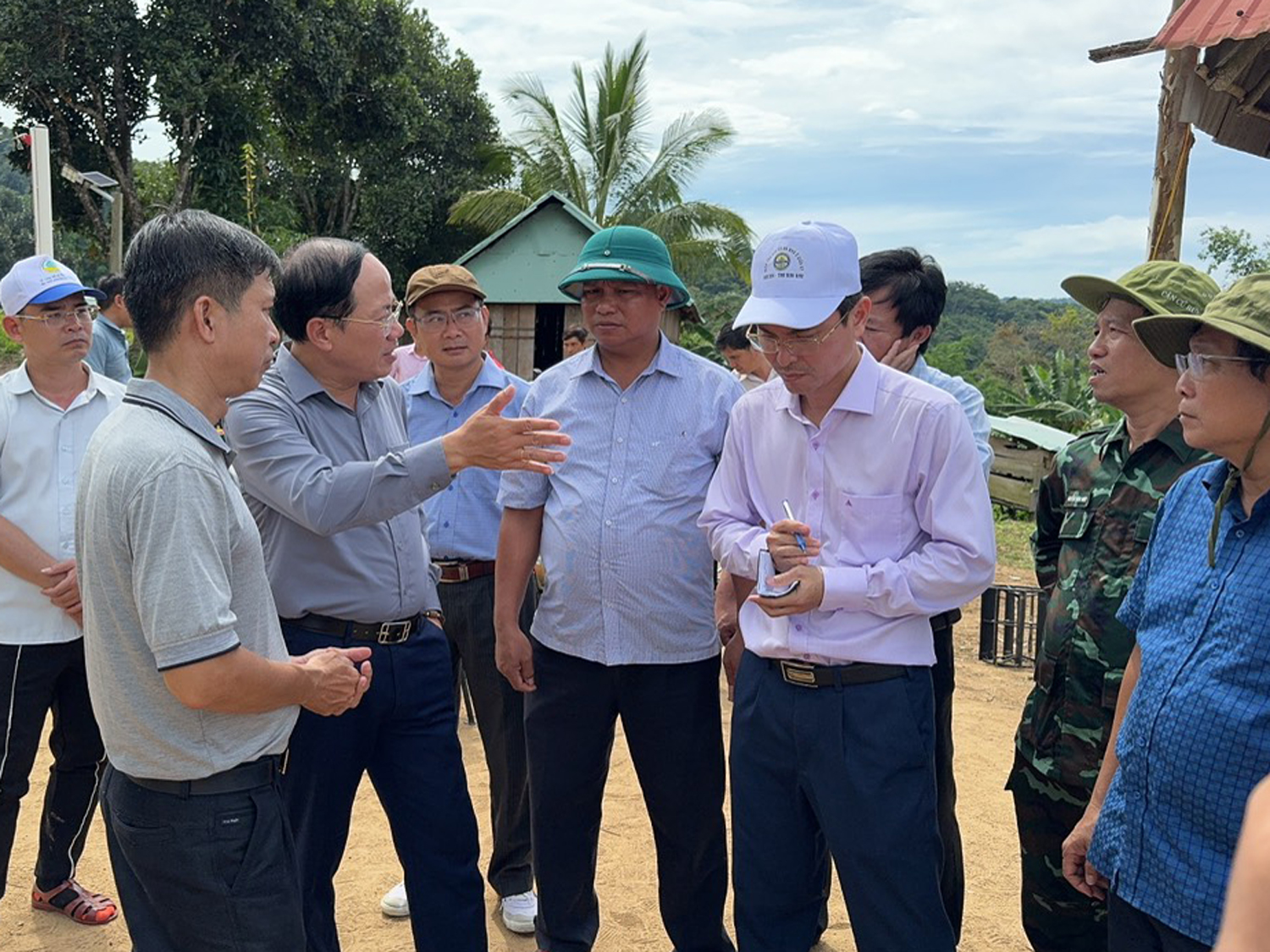 Chủ tịch tỉnh Bình Định chỉ đạo làm đường, cấp điện cho thôn biệt lập giữa rừng- Ảnh 2. Chủ tịch tỉnh Bình Định chỉ đạo làm đường, cấp điện cho thôn biệt lập giữa rừng- Ảnh 2.
