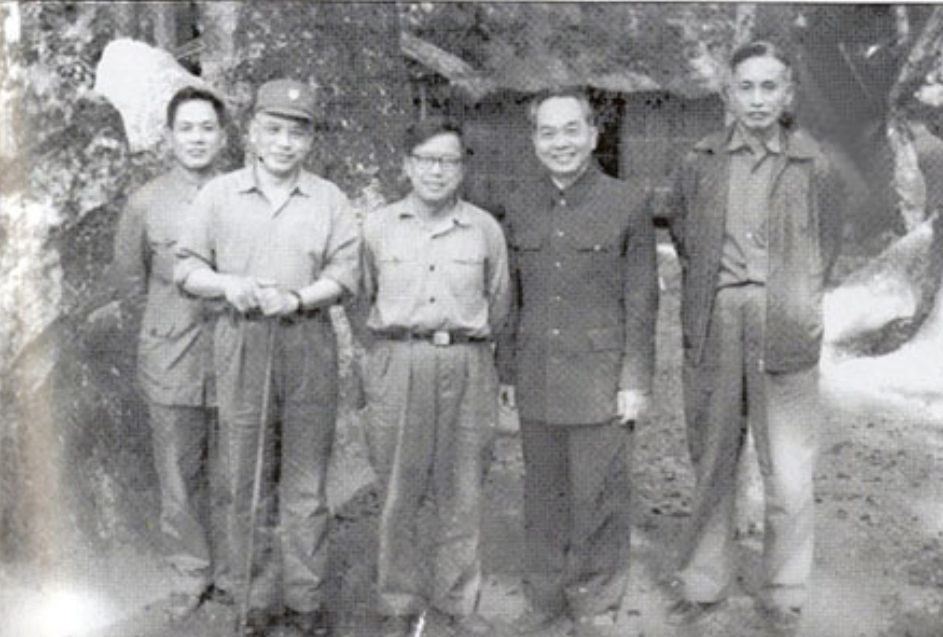 'Zukov Việt Nam' - vị tướng kết liễu 'Con nhím Điện Biên Phủ'- Ảnh 3. Đại tướng Võ Nguyên Giáp với Tư lệnh Chiến dịch Đường 9-Nam Lào Lê Trọng Tấn (ngoài cùng, bên phải) năm 1971