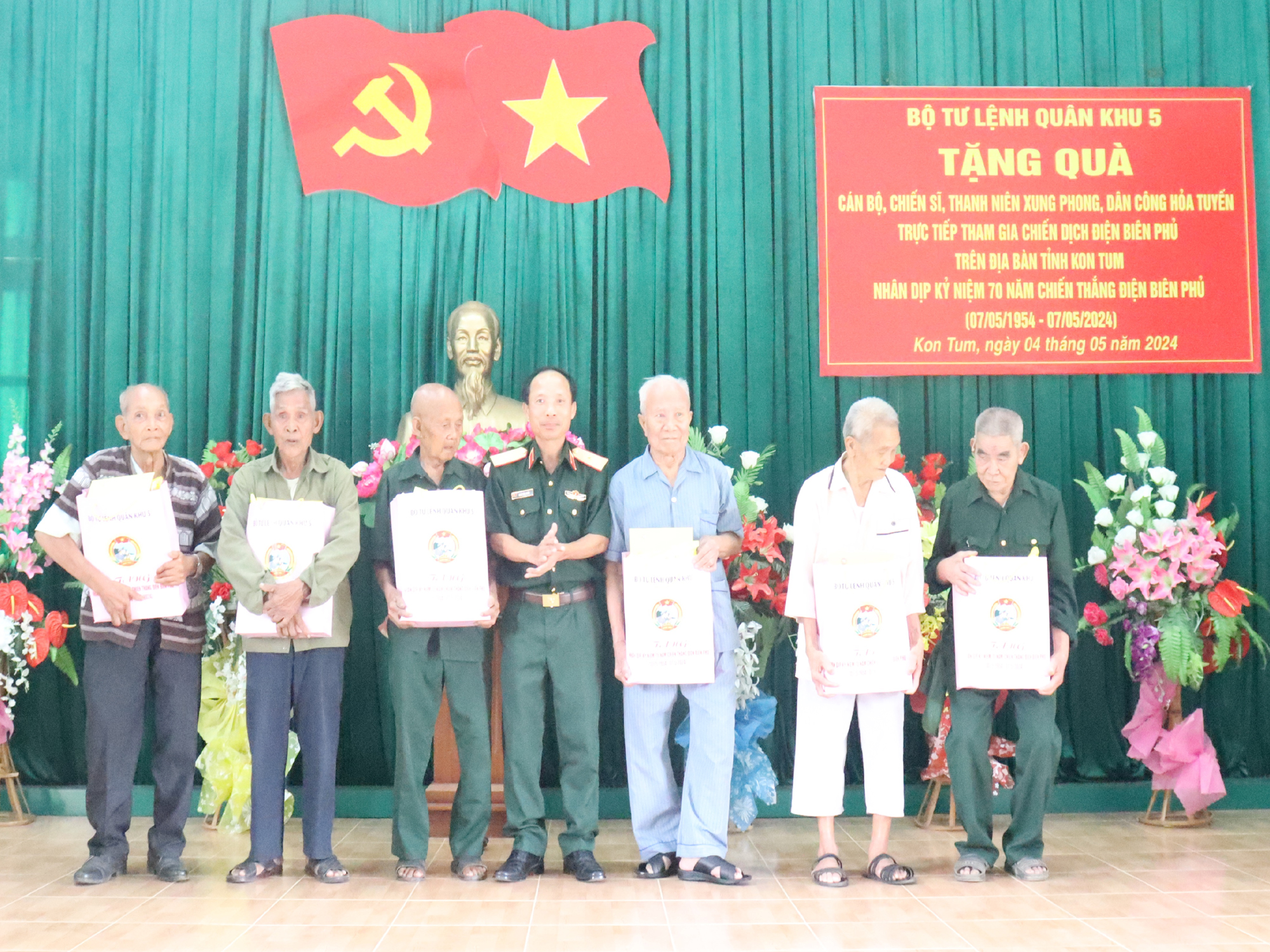 Bộ Tư lệnh Quân khu 5 tặng quà chiến sĩ tham gia chiến dịch Điện Biên Phủ- Ảnh 2. Thiếu tướng Đoàn Văn Nhất tặng quà các chiến, thanh niên xung phong, dân công hỏa tuyến tham gia chiến dịch Điện Biên Phủ và chiến dịch Bắc Tây nguyên