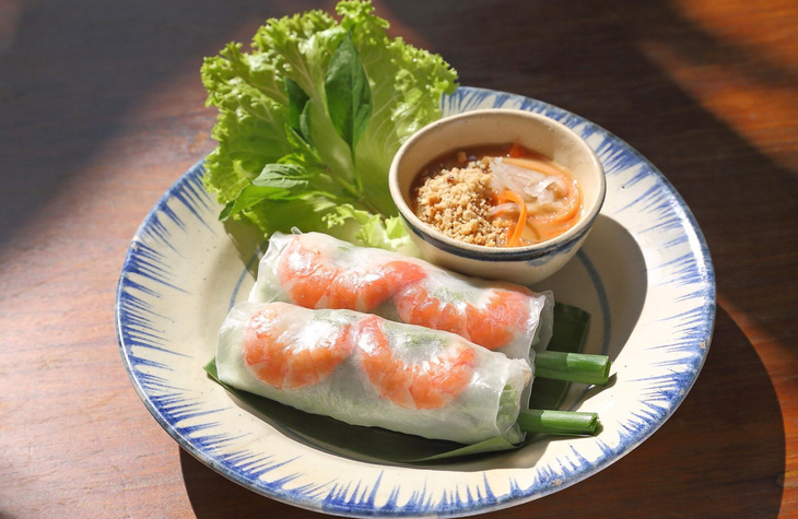 14 món ăn Việt Nam ngon nhất và thử thách trứng vịt lộn- Ảnh 4. Gỏi cuốn tôm thịt - Ảnh: Celebritycruises.com