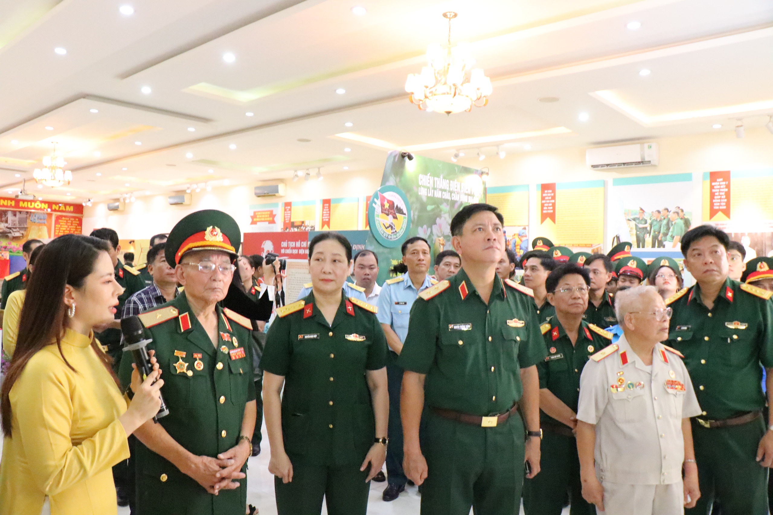 Quân khu 7 triển lãm 'Viết tiếp bản hùng ca'- Ảnh 2. Thiếu tướng Nguyễn Thế Kỷ (thứ 2 từ trái sang) cùng lãnh đạo Quân khu 7 tham quan triển lãm