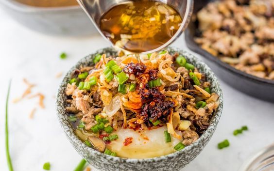 Dân tình đổ xô đi ăn mì 'view triệu đô' trên khắp Việt Nam- Ảnh 29. 7 món ăn vặt ở Hà Nội "cháy hàng" khi tiết trời mát mẻ