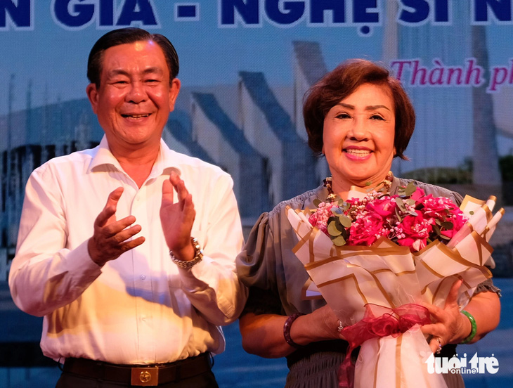Phó chủ tịch UBND tỉnh Trà Vinh Lê Thanh Bình (bìa trái), trưởng ban vận động xây dựng khu lưu niệm soạn giả, NSND Viễn Châu tặng hoa cho nghệ sĩ Lệ Thủy sáng 8-6 - Ảnh: LINH ĐOAN Phó chủ tịch UBND tỉnh Trà Vinh Lê Thanh Bình (trái), trưởng ban vận động xây dựng khu lưu niệm soạn giả Viễn Châu, tặng hoa cho nghệ sĩ Lệ Thủy sáng 8-6 - Ảnh: LINH ĐOAN