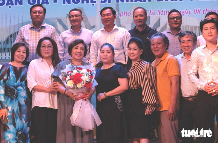 Các nghệ sĩ chụp ảnh cùng lãnh đạo, ban ngành trong buổi giới thiệu cuộc vận động xây dựng khu lưu niệm soạn giả, NSND Viễn Châu sáng 8-6 tại Nhà hát cải lương Trần Hữu Trang - Ảnh: LINH ĐOAN Các nghệ sĩ chụp ảnh cùng lãnh đạo, ban ngành trong buổi giới thiệu cuộc vận động xây dựng khu lưu niệm soạn giả, NSND Viễn Châu sáng 8-6 tại Nhà hát Cải lương Trần Hữu Trang - Ảnh: LINH ĐOAN