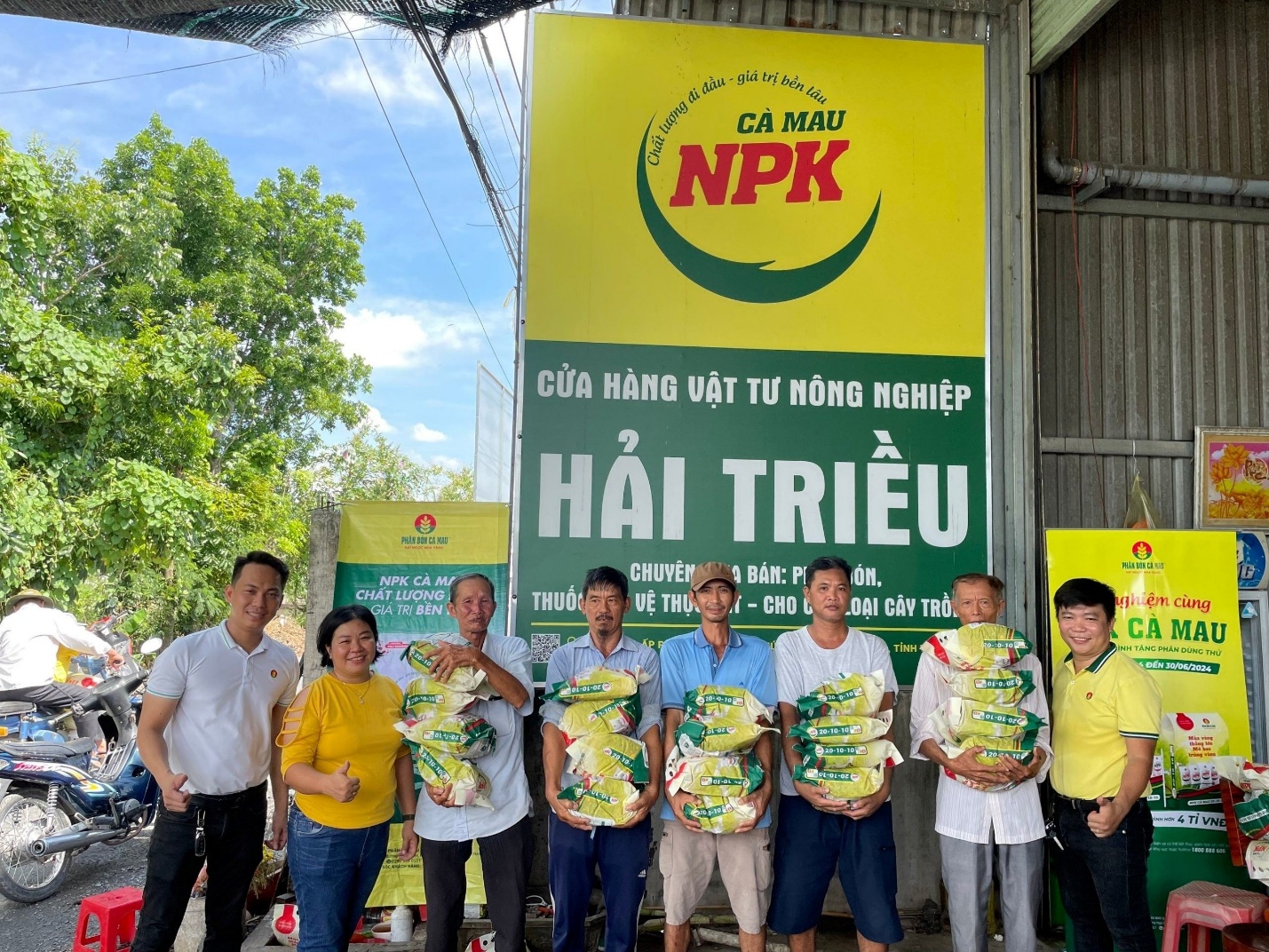 Phân bón Cà Mau đồng hành cùng nông dân: Tặng phân bón, đón mùa vàng- Ảnh 2. Phân bón Cà Mau đồng hành cùng nông dân: Tặng phân bón, đón mùa vàng- Ảnh 2.