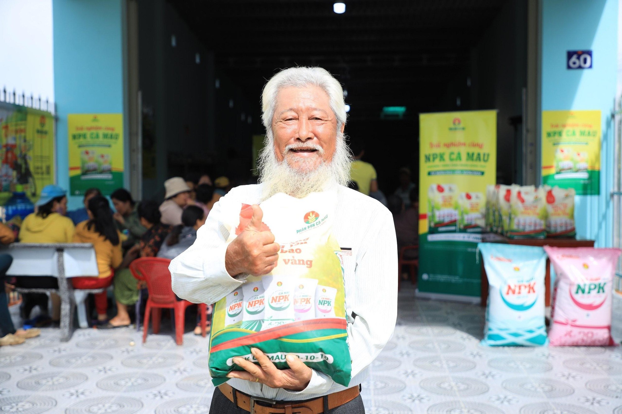 Phân bón Cà Mau đồng hành cùng nông dân: Tặng phân bón, đón mùa vàng- Ảnh 3. Phân bón Cà Mau đồng hành cùng nông dân: Tặng phân bón, đón mùa vàng- Ảnh 3.