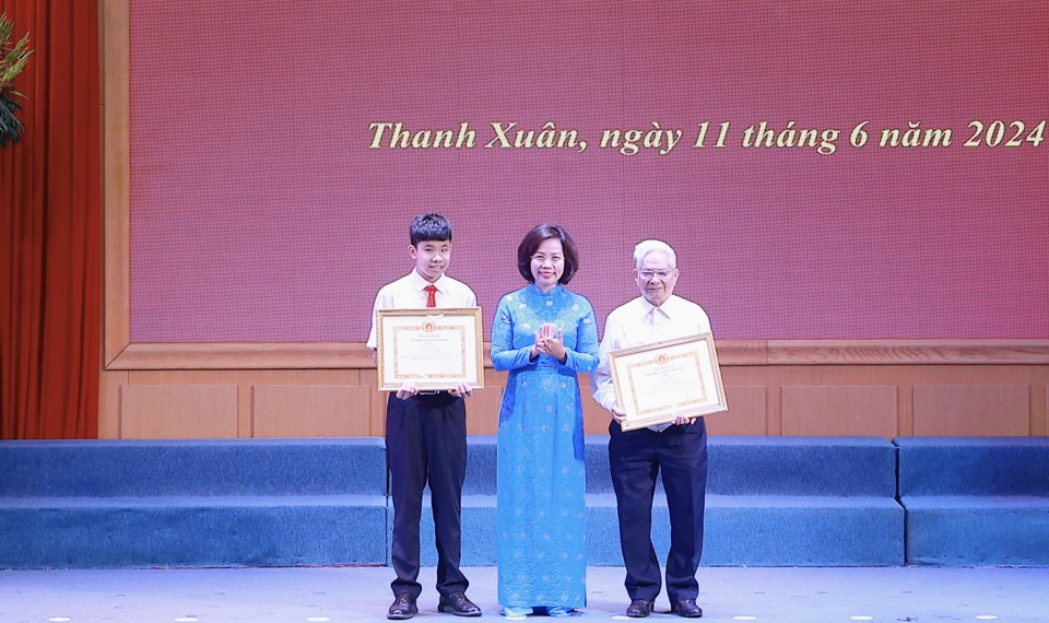 Bí thư Quận ủy Thanh Xuân Bùi Huyền Mai trao khen thưởng cho 2 cá nhân đặc biệt có tác phẩm xuất sắc