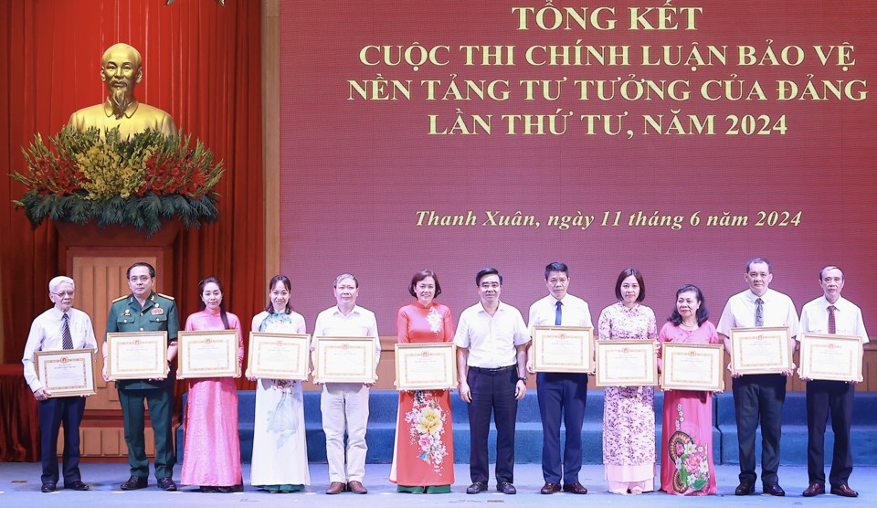 Lãnh đạo quận Thanh Xuân trao khen thưởng cho các cá nhân có tác phẩm xuất sắc