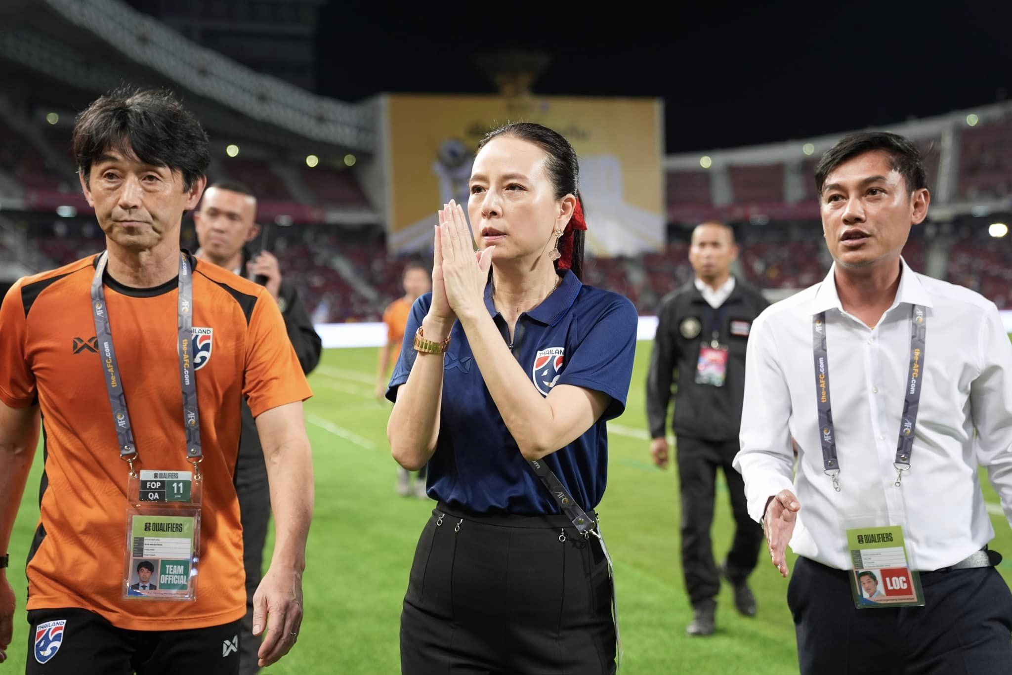 Cầu thủ Thái Lan khóc nức nở sau khi bị loại nghiệt ngã, Madam Pang thất thần- Ảnh 8. Cầu thủ Thái Lan khóc nức nở sau khi bị loại nghiệt ngã, Madam Pang thất thần- Ảnh 8.