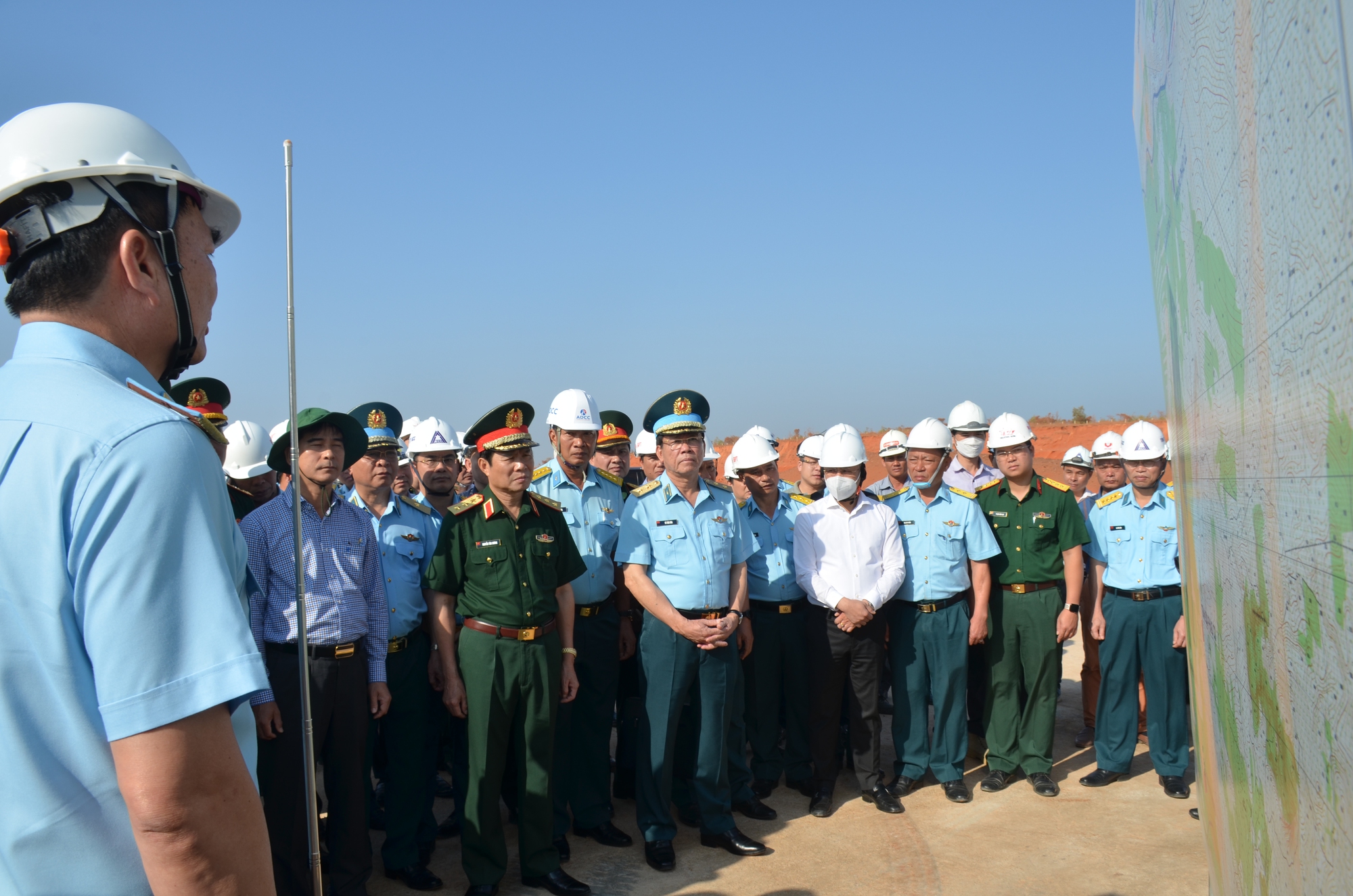 Thượng tướng Nguyễn Tân Cương- Thứ trưởng Bộ Quốc phòng kiểm tra sân bay Phan Thiết - Ảnh 2. Thượng tướng Nguyễn Tân Cương- Thứ trưởng Bộ Quốc phòng kiểm tra sân bay Phan Thiết - Ảnh 2.