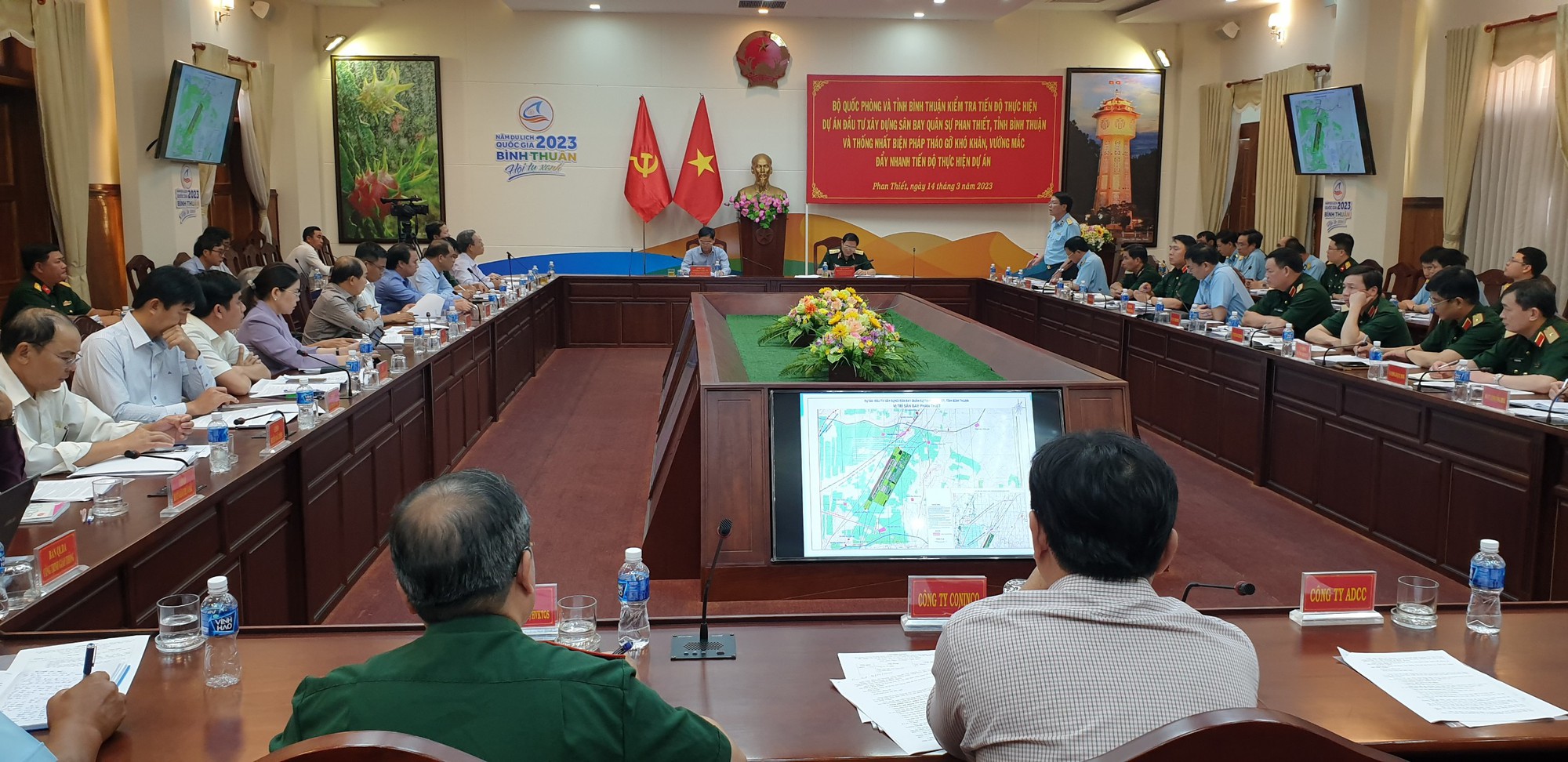 Thượng tướng Nguyễn Tân Cương- Thứ trưởng Bộ Quốc phòng kiểm tra sân bay Phan Thiết - Ảnh 3. Thượng tướng Nguyễn Tân Cương- Thứ trưởng Bộ Quốc phòng kiểm tra sân bay Phan Thiết - Ảnh 3.