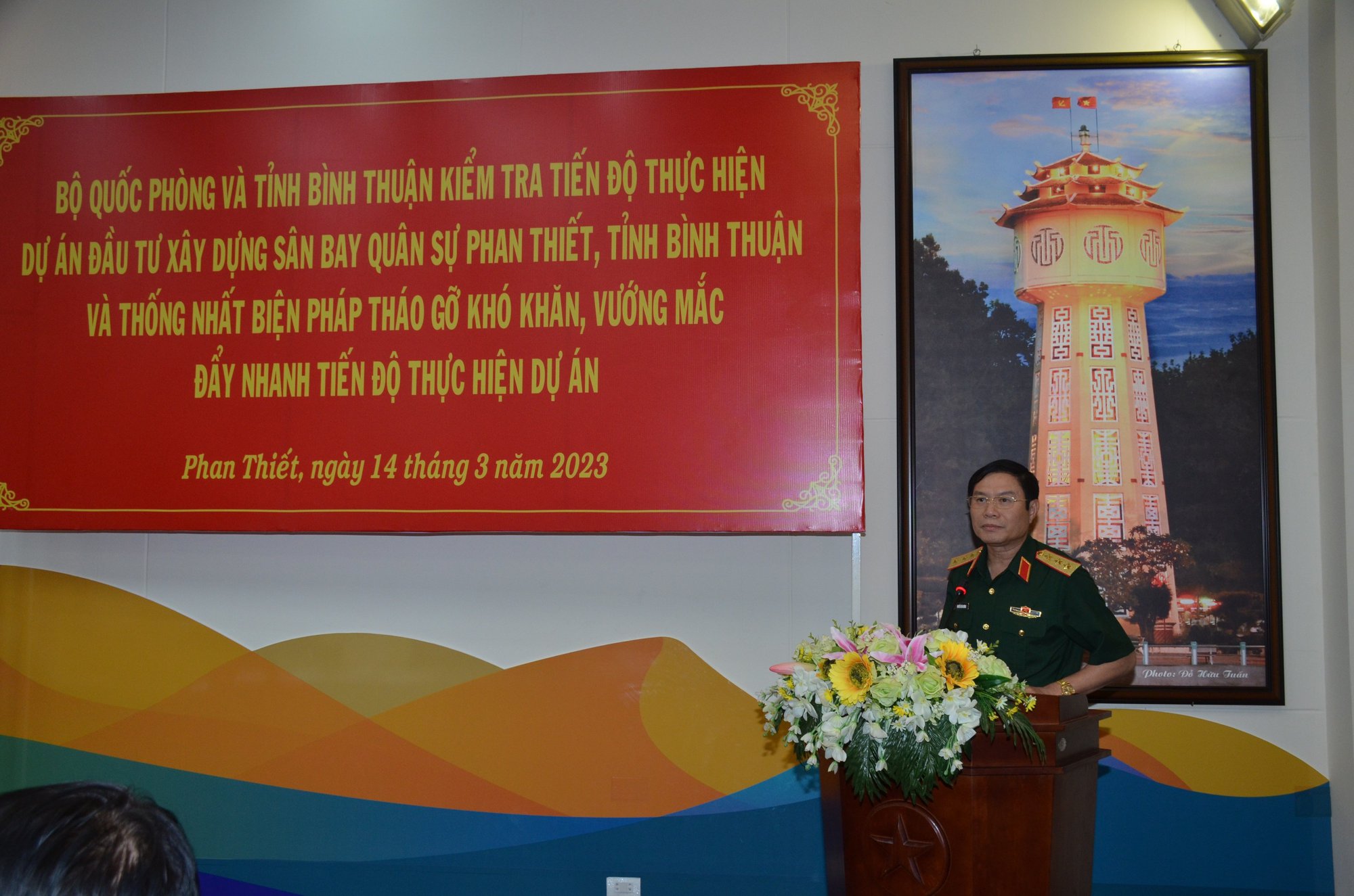 Thượng tướng Nguyễn Tân Cương- Thứ trưởng Bộ Quốc phòng kiểm tra sân bay Phan Thiết - Ảnh 4. Thượng tướng Nguyễn Tân Cương- Thứ trưởng Bộ Quốc phòng kiểm tra sân bay Phan Thiết - Ảnh 4.
