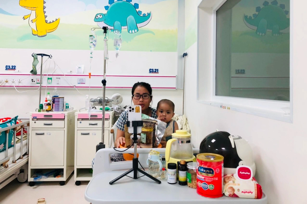 Mẹ đơn thân đêm livestream ở bệnh viện, sáng cùng con chiến đấu với ung thư - 2 Mẹ đơn thân đêm livestream ở bệnh viện, sáng cùng con chiến đấu với ung thư - 2