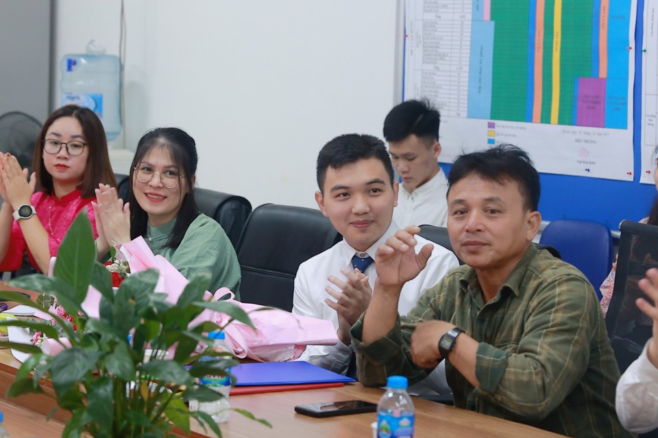 Hai bố con tân đảng viên Phi Hồ Hải vui mừng, xúc động và tự hào trong ngày kết nạp đảng viên