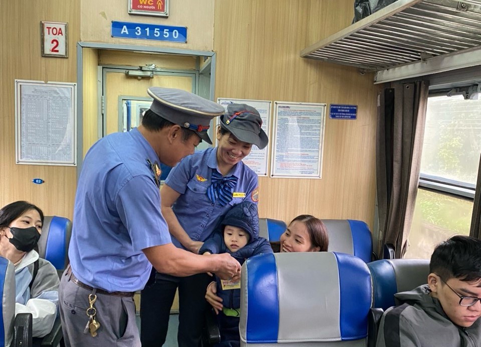Hành khách tàu Sài Gòn bất ngờ được nhận lì xì đầu năm- Ảnh 3. Hành khách tàu Sài Gòn bất ngờ được nhận lì xì đầu năm- Ảnh 3.